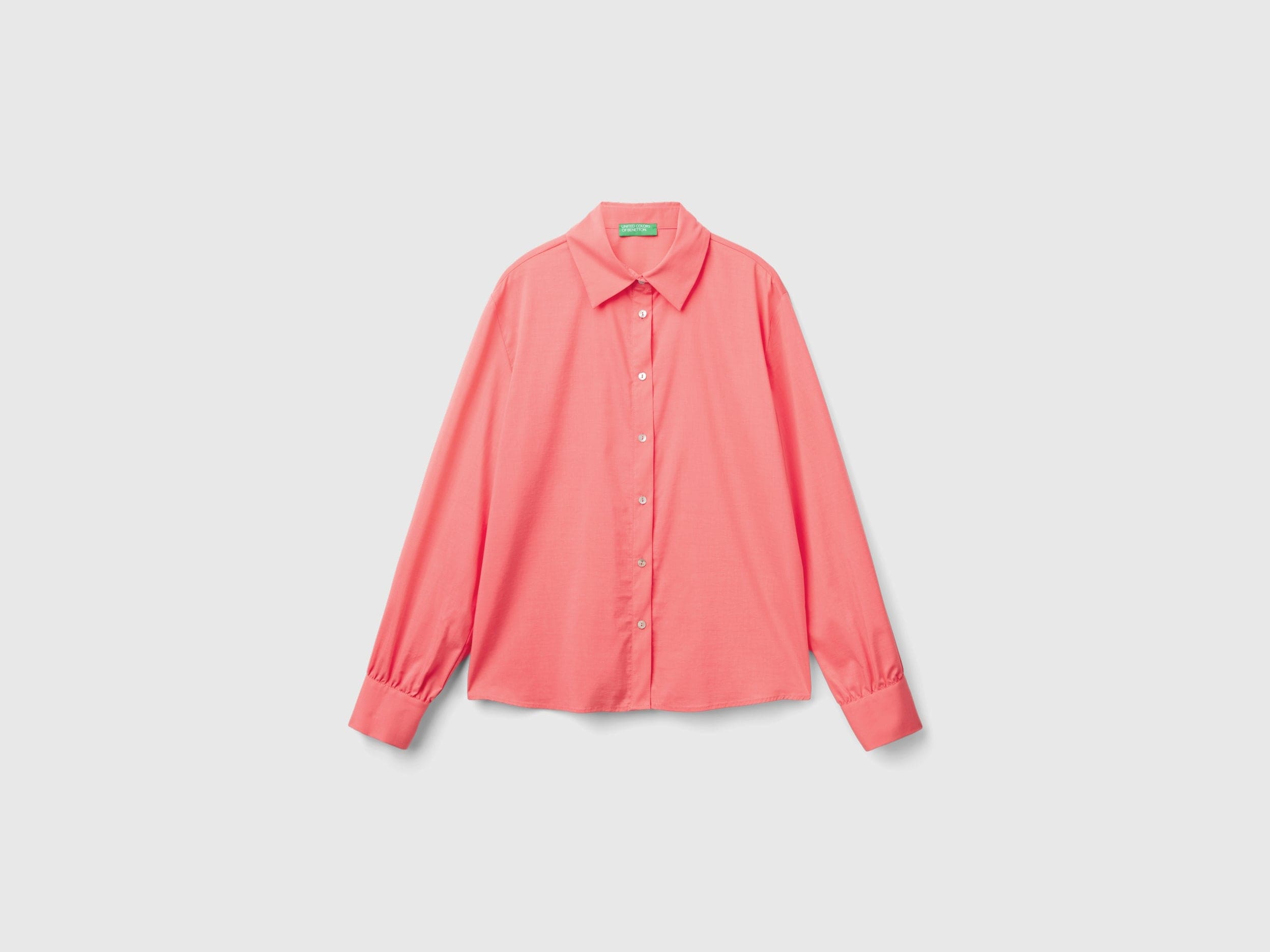 يونايتد كولورز اوف بينيتون قميص نسائي بأكمام طويلة بياقة مدببة وبأزرار من الأمام