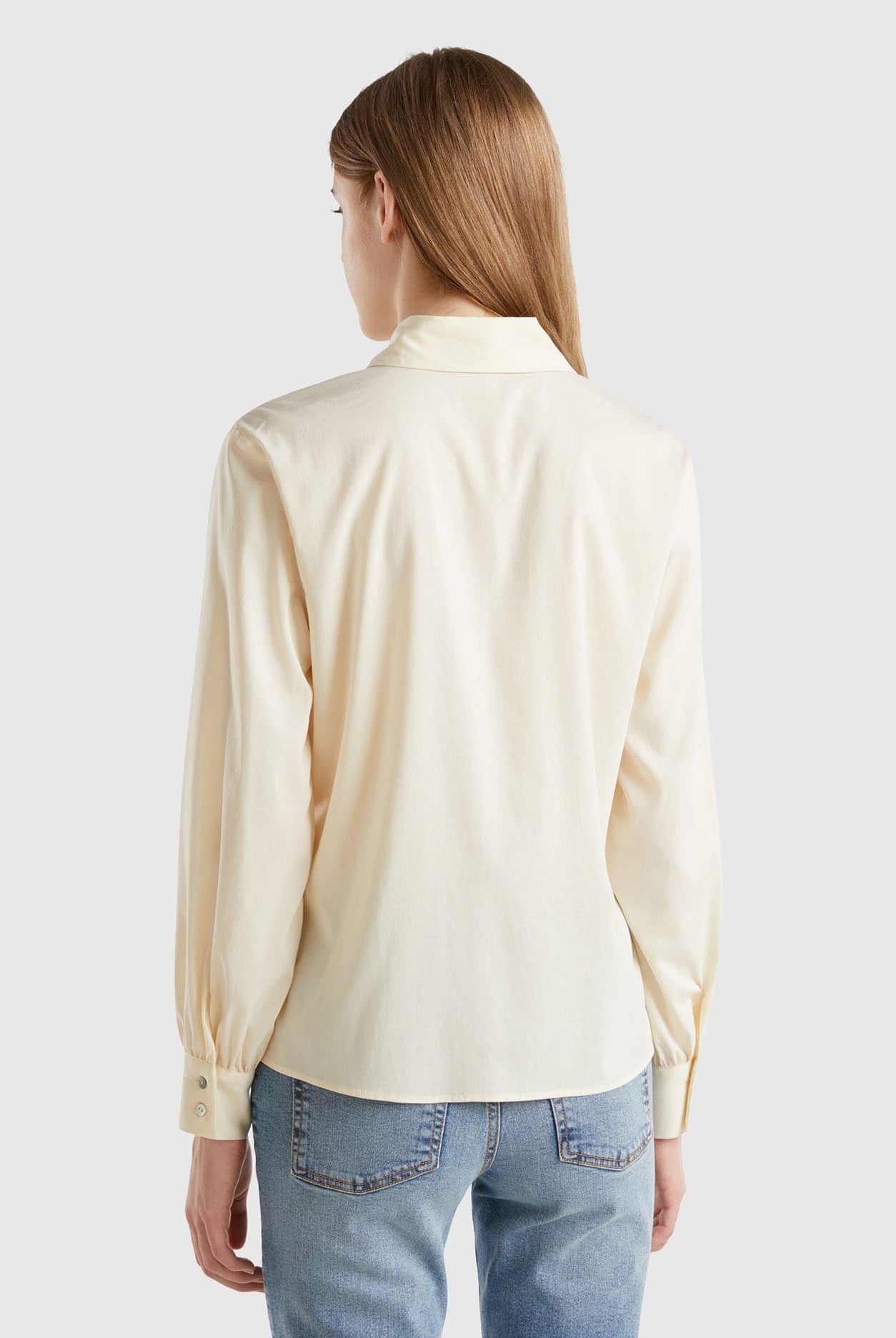 يونايتد كولورز اوف بينيتون قميص نسائي بأكمام طويلة بياقة مدببة وبأزرار من الأمام