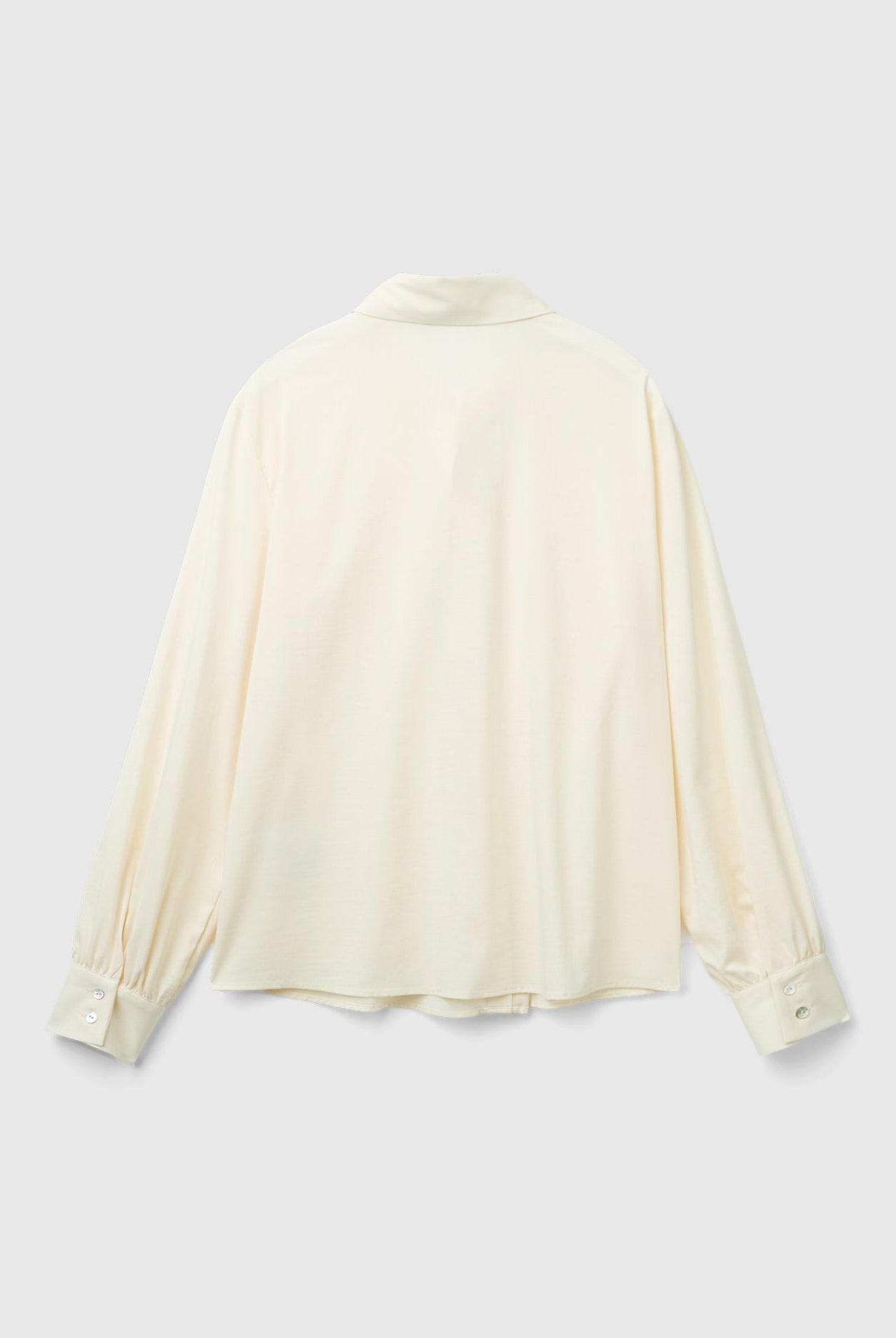 يونايتد كولورز اوف بينيتون قميص نسائي بأكمام طويلة بياقة مدببة وبأزرار من الأمام