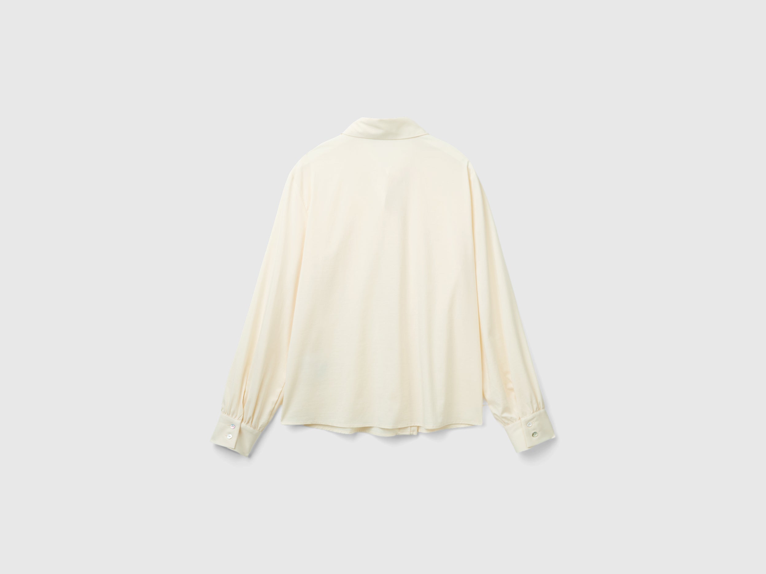 يونايتد كولورز اوف بينيتون قميص نسائي بأكمام طويلة بياقة مدببة وبأزرار من الأمام