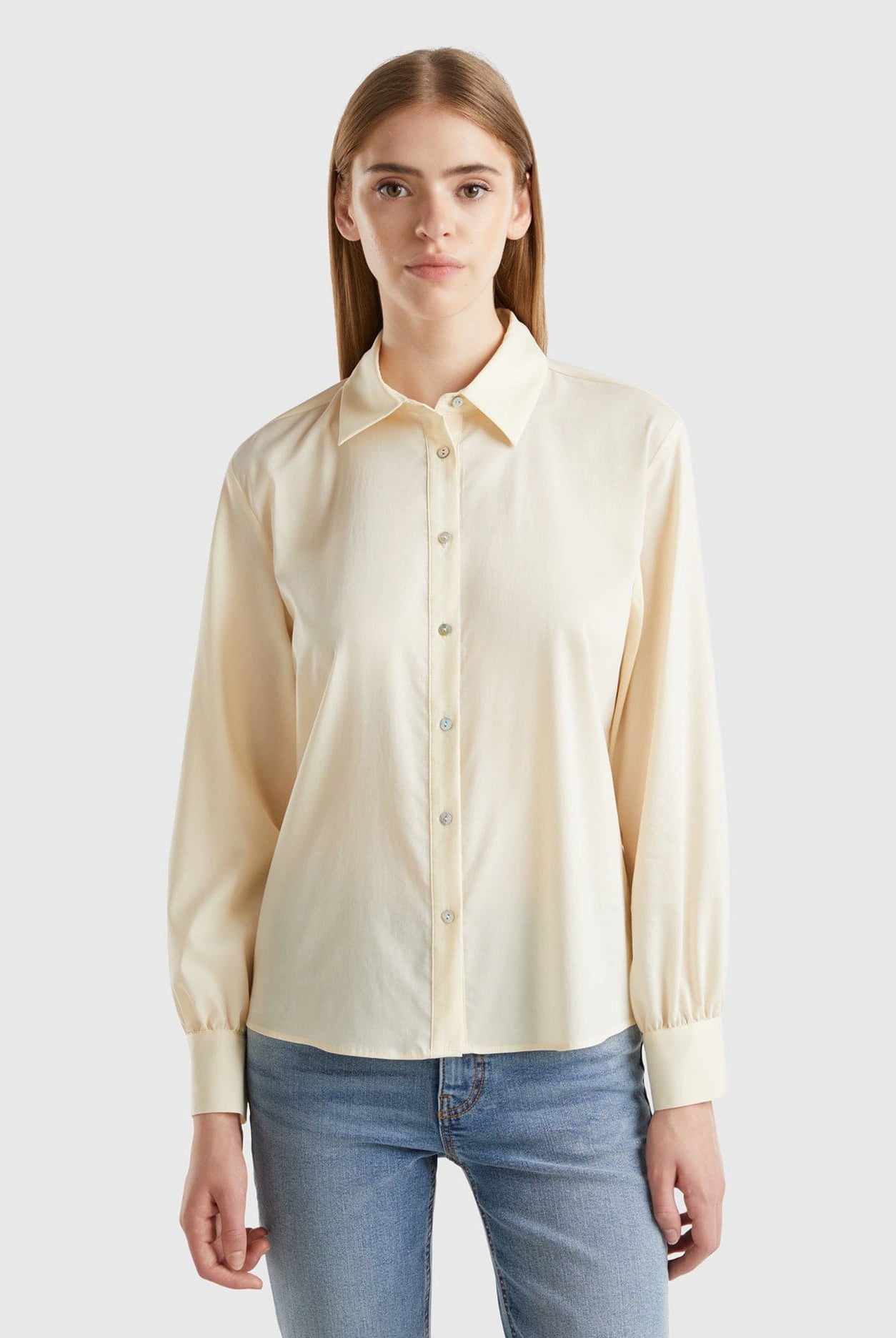 يونايتد كولورز اوف بينيتون قميص نسائي بأكمام طويلة بياقة مدببة وبأزرار من الأمام