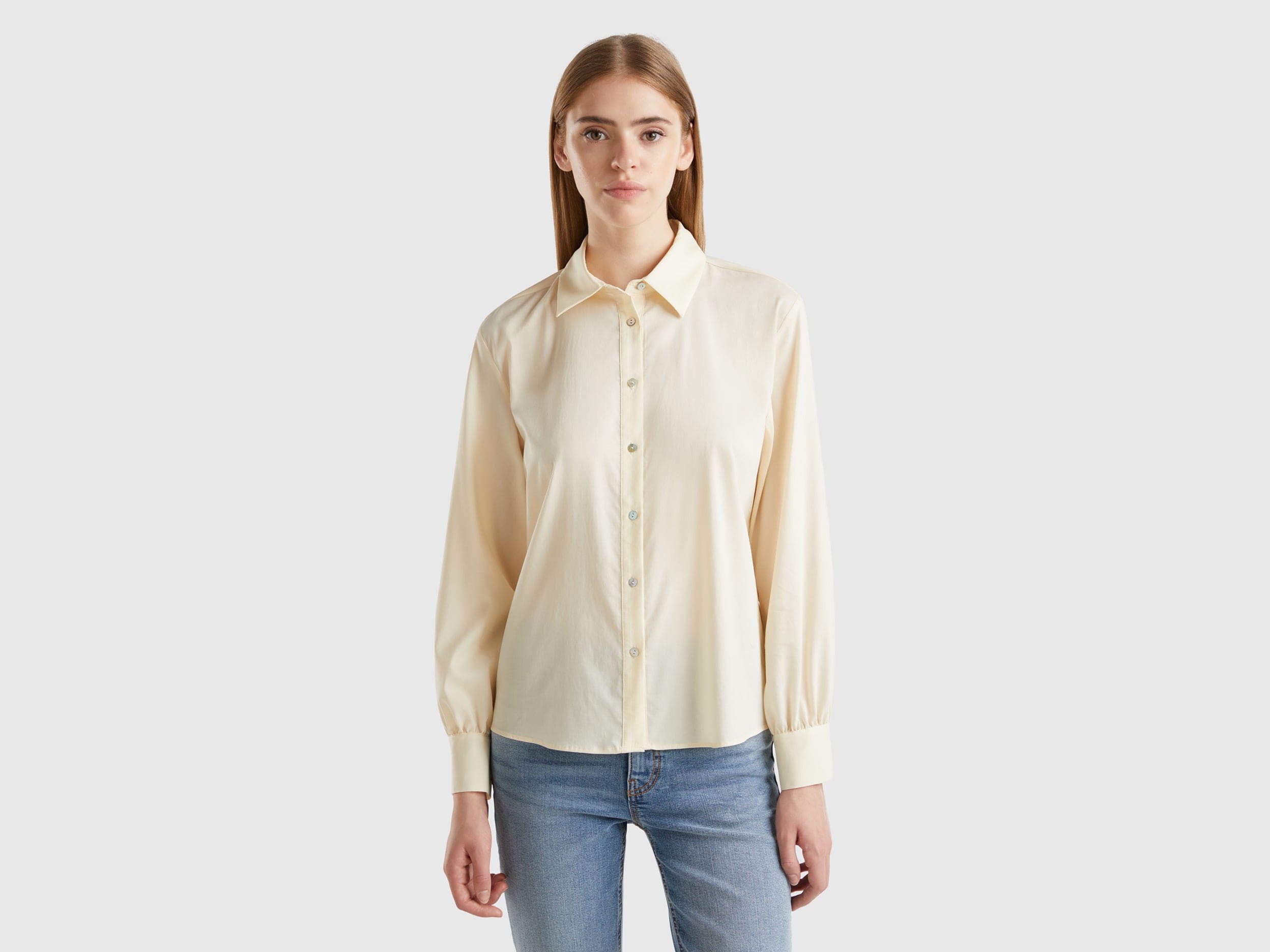 يونايتد كولورز اوف بينيتون قميص نسائي بأكمام طويلة بياقة مدببة وبأزرار من الأمام