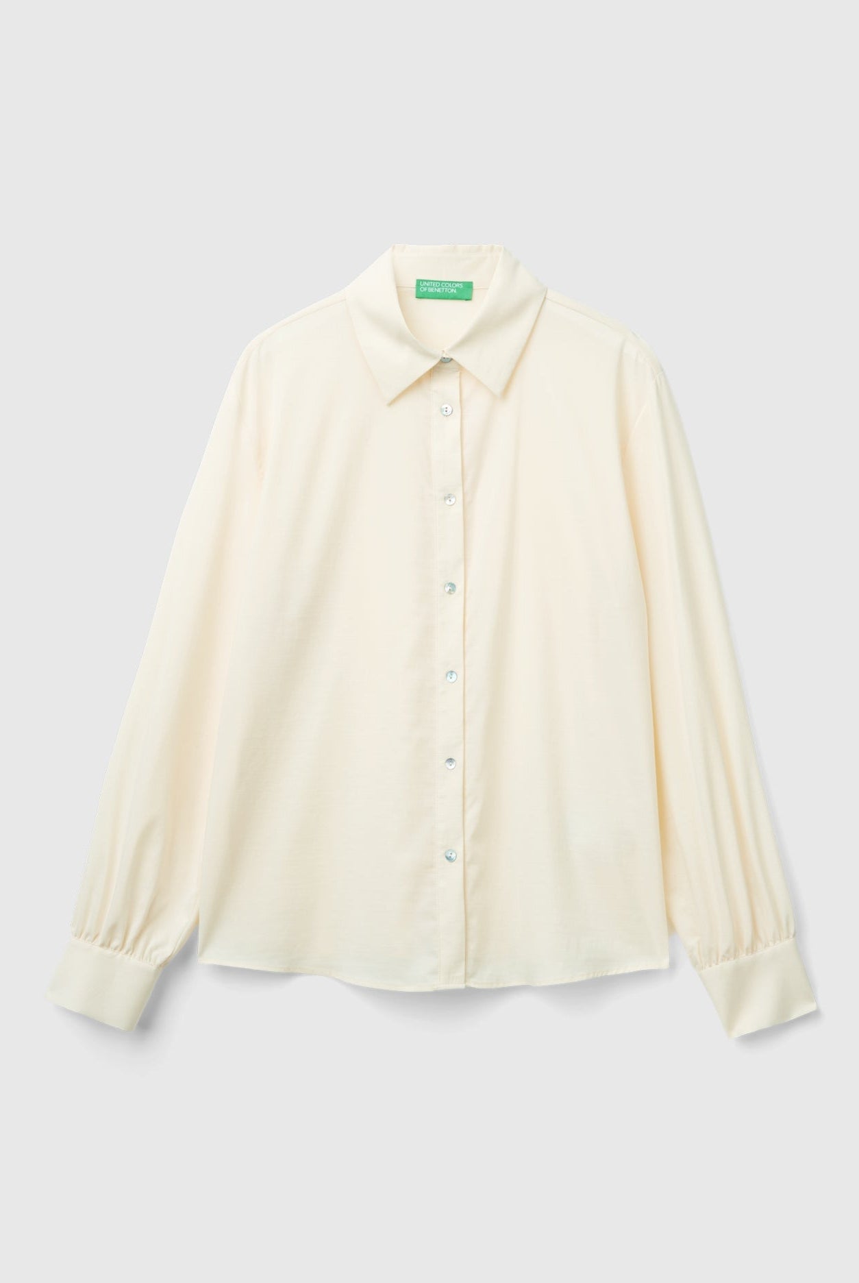 يونايتد كولورز اوف بينيتون قميص نسائي بأكمام طويلة بياقة مدببة وبأزرار من الأمام