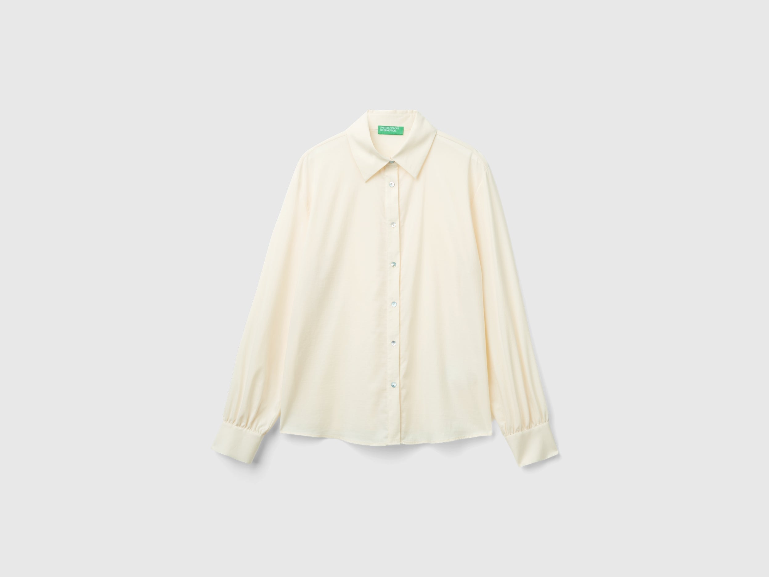 يونايتد كولورز اوف بينيتون قميص نسائي بأكمام طويلة بياقة مدببة وبأزرار من الأمام