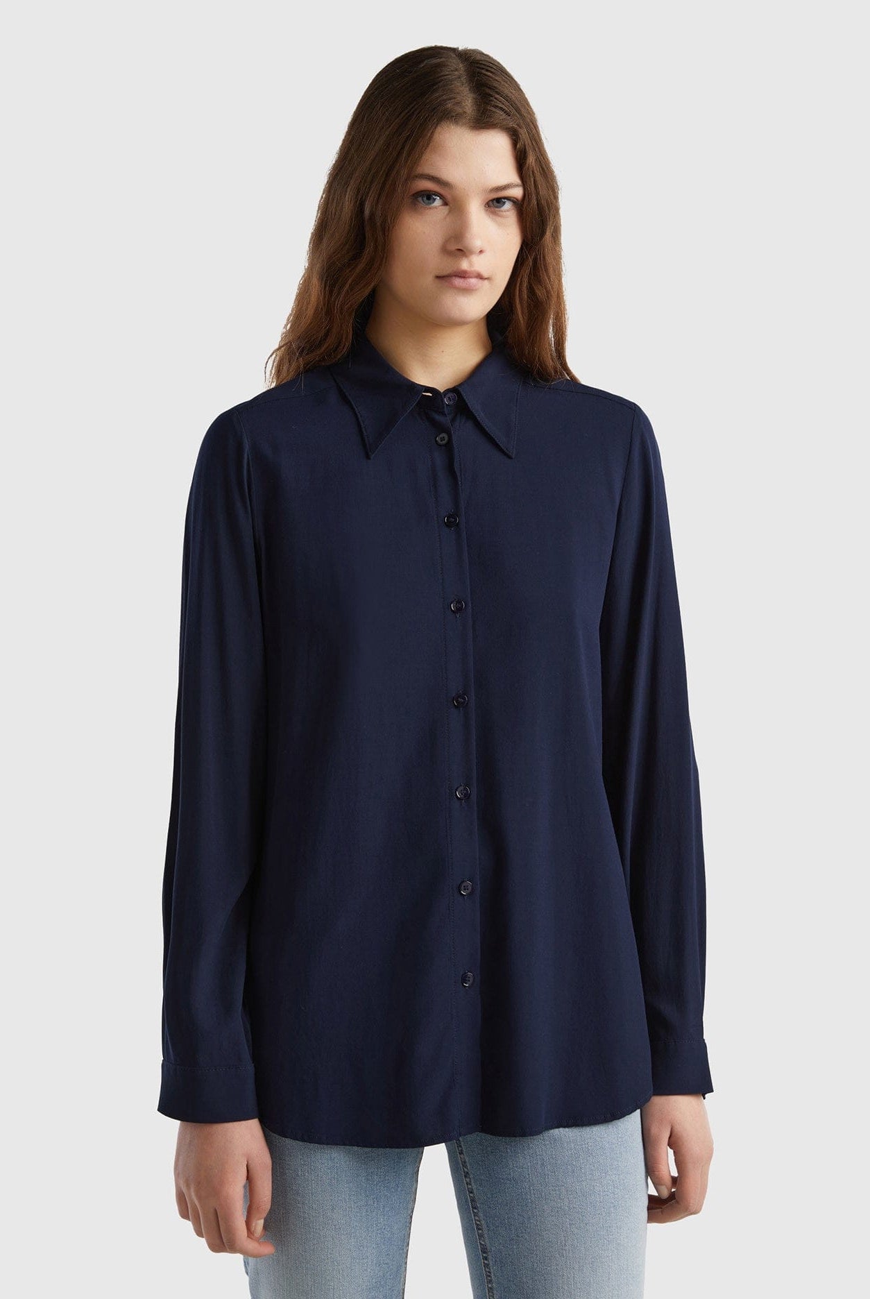 يونايتد كولورز اوف بينيتون قميص نسائي طويل الأكمام بياقة كلاسيكية وأزرار أمامية