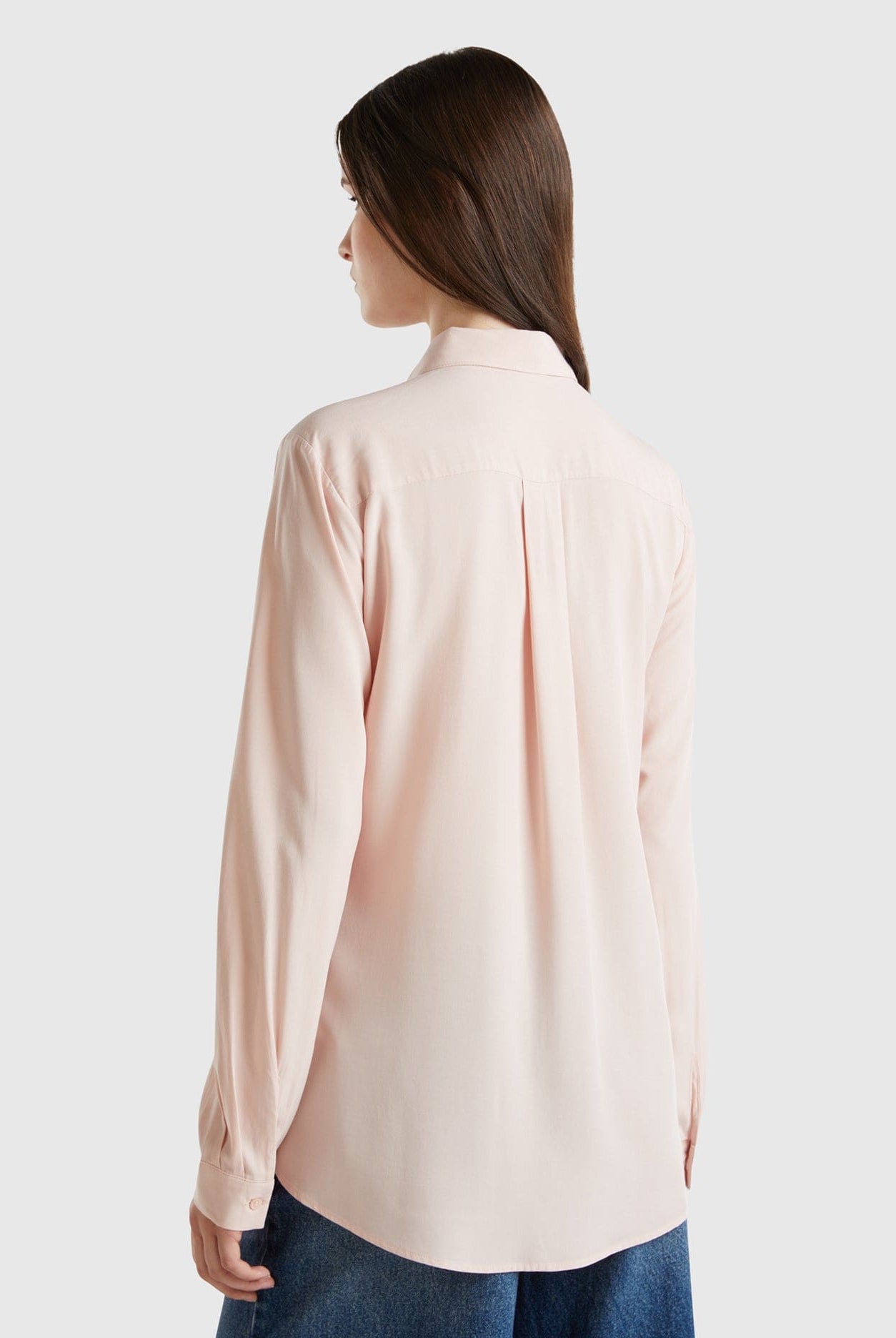 يونايتد كولورز اوف بينيتون قميص نسائي طويل الأكمام بياقة كلاسيكية وأزرار أمامية