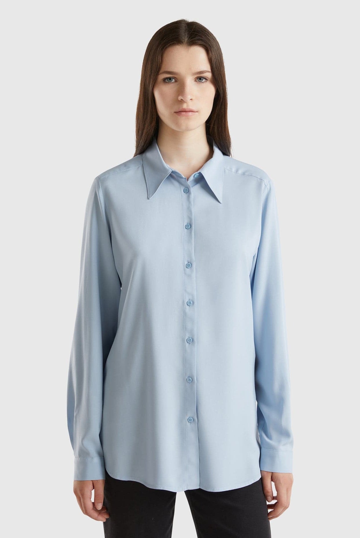 يونايتد كولورز اوف بينيتون قميص نسائي طويل الأكمام بياقة كلاسيكية وأزرار أمامية