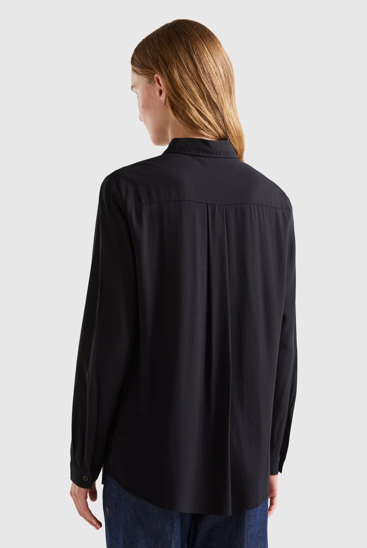 يونايتد كولورز اوف بينيتون قميص نسائي طويل الأكمام بياقة كلاسيكية وأزرار أمامية