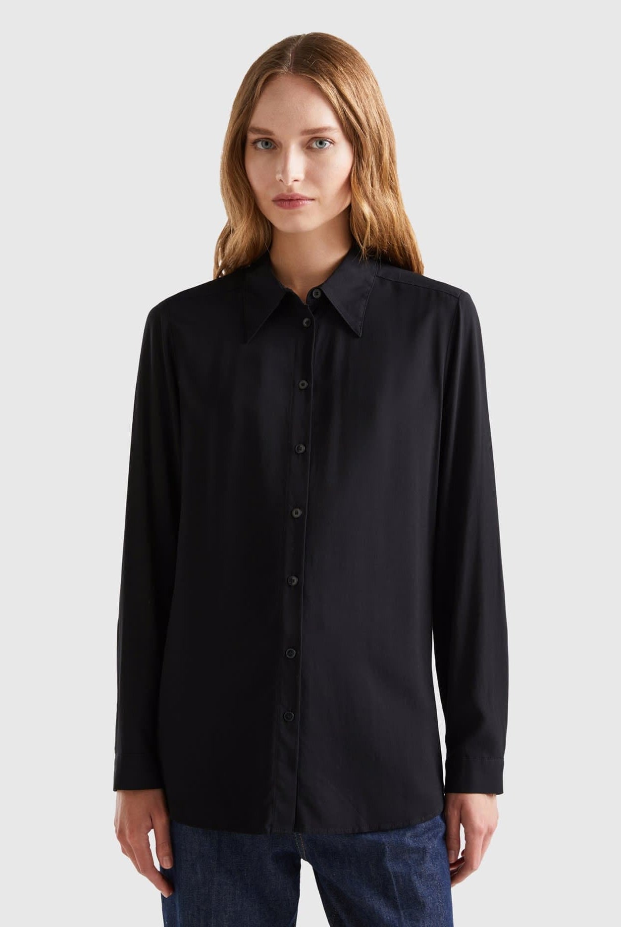 يونايتد كولورز اوف بينيتون قميص نسائي طويل الأكمام بياقة كلاسيكية وأزرار أمامية