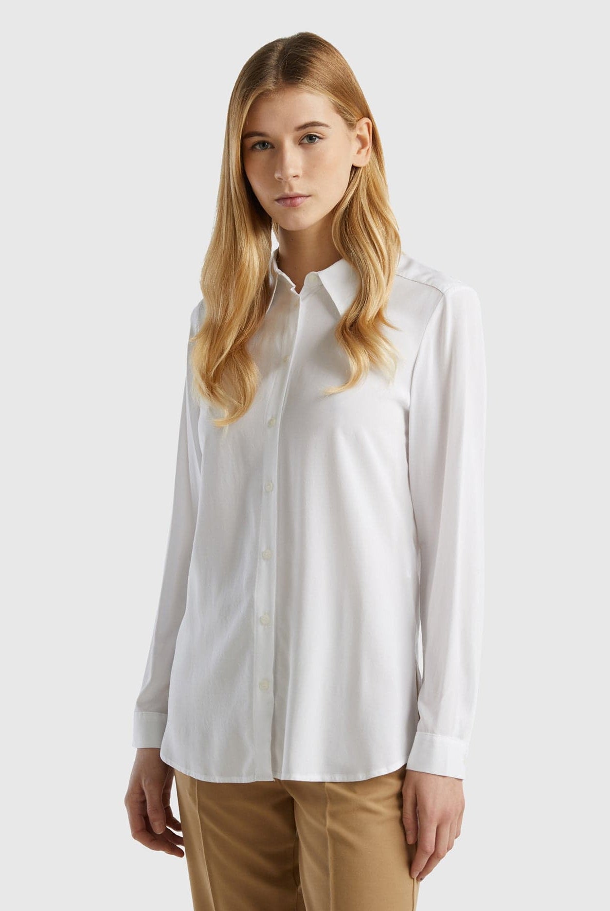 يونايتد كولورز اوف بينيتون قميص نسائي طويل الأكمام بياقة كلاسيكية وأزرار أمامية