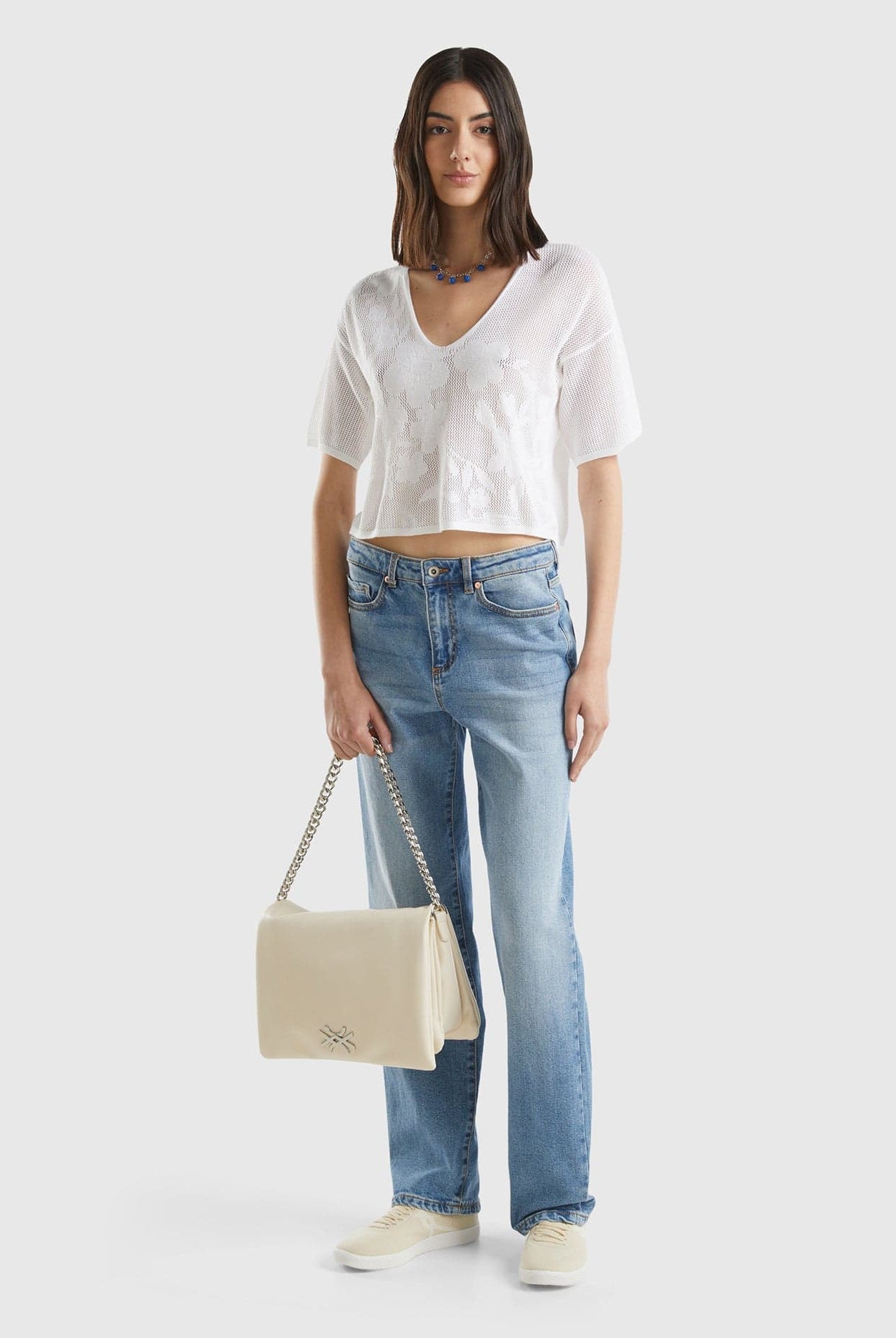 يونايتد كولورز اوف بينيتون تي شيرت قصير من مزيج القطن والدانتيل برقبة V للنساء