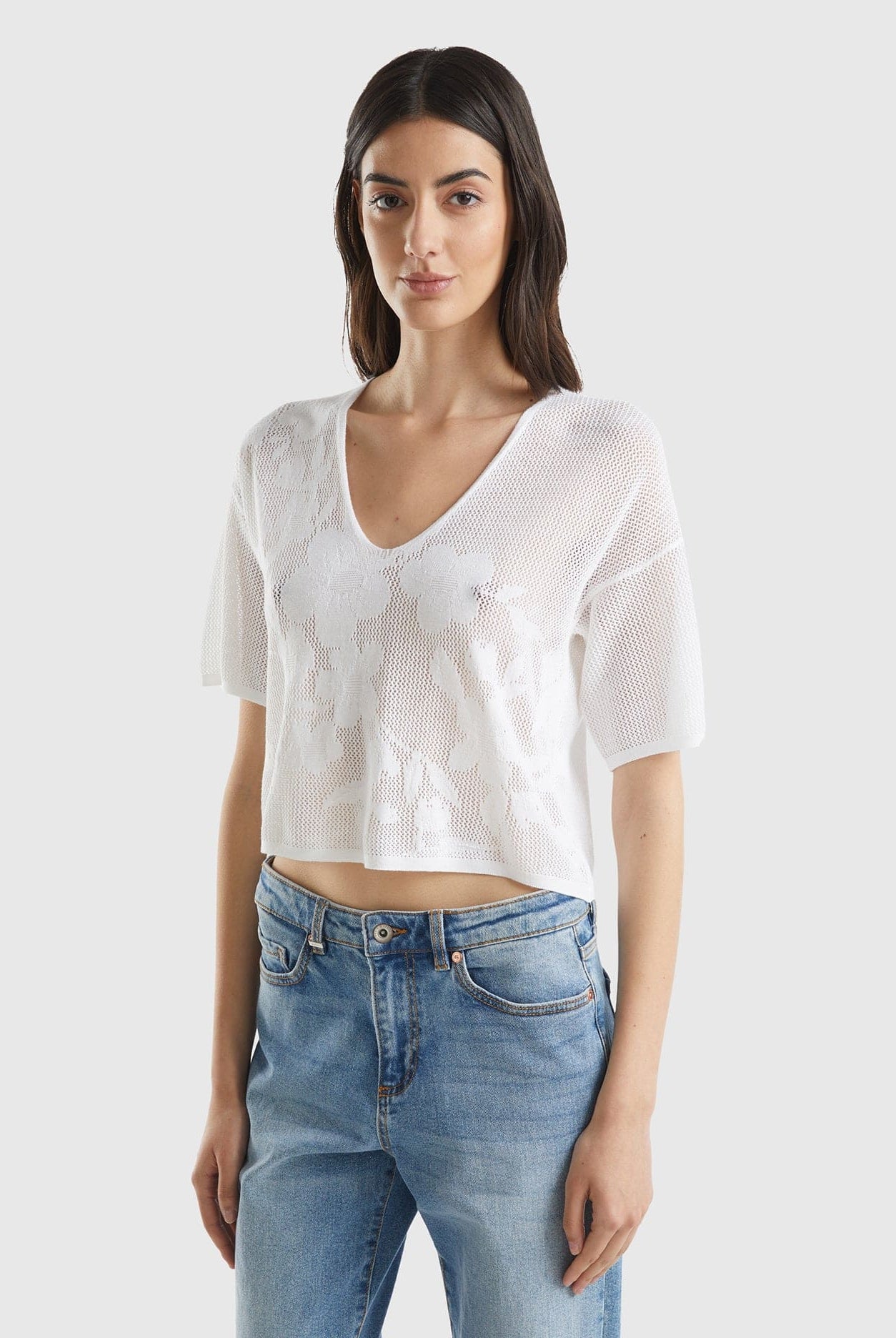 يونايتد كولورز اوف بينيتون تي شيرت قصير من مزيج القطن والدانتيل برقبة V للنساء