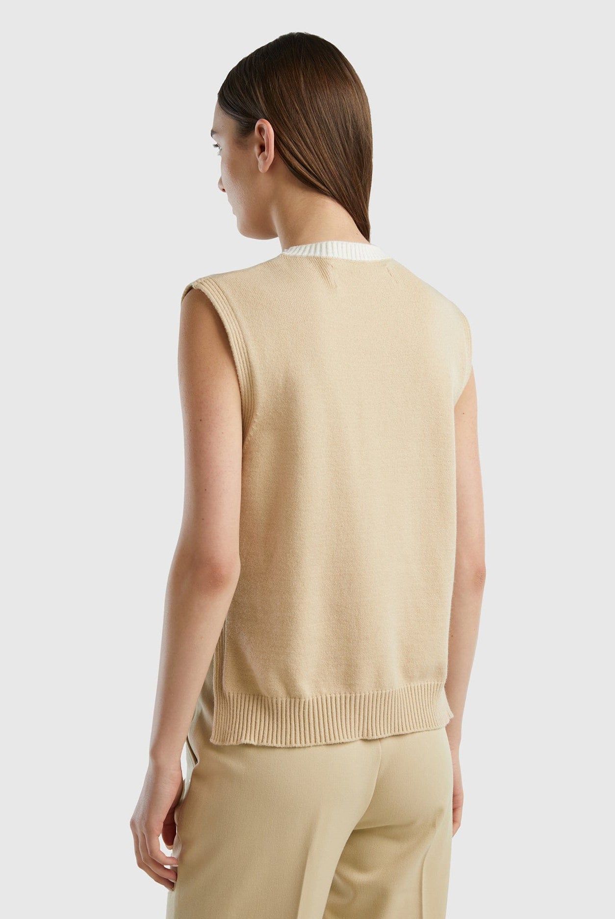 يونايتد كولورز اوف بينيتون سترة نسائية بقصة عادية من خليط الفسكوز