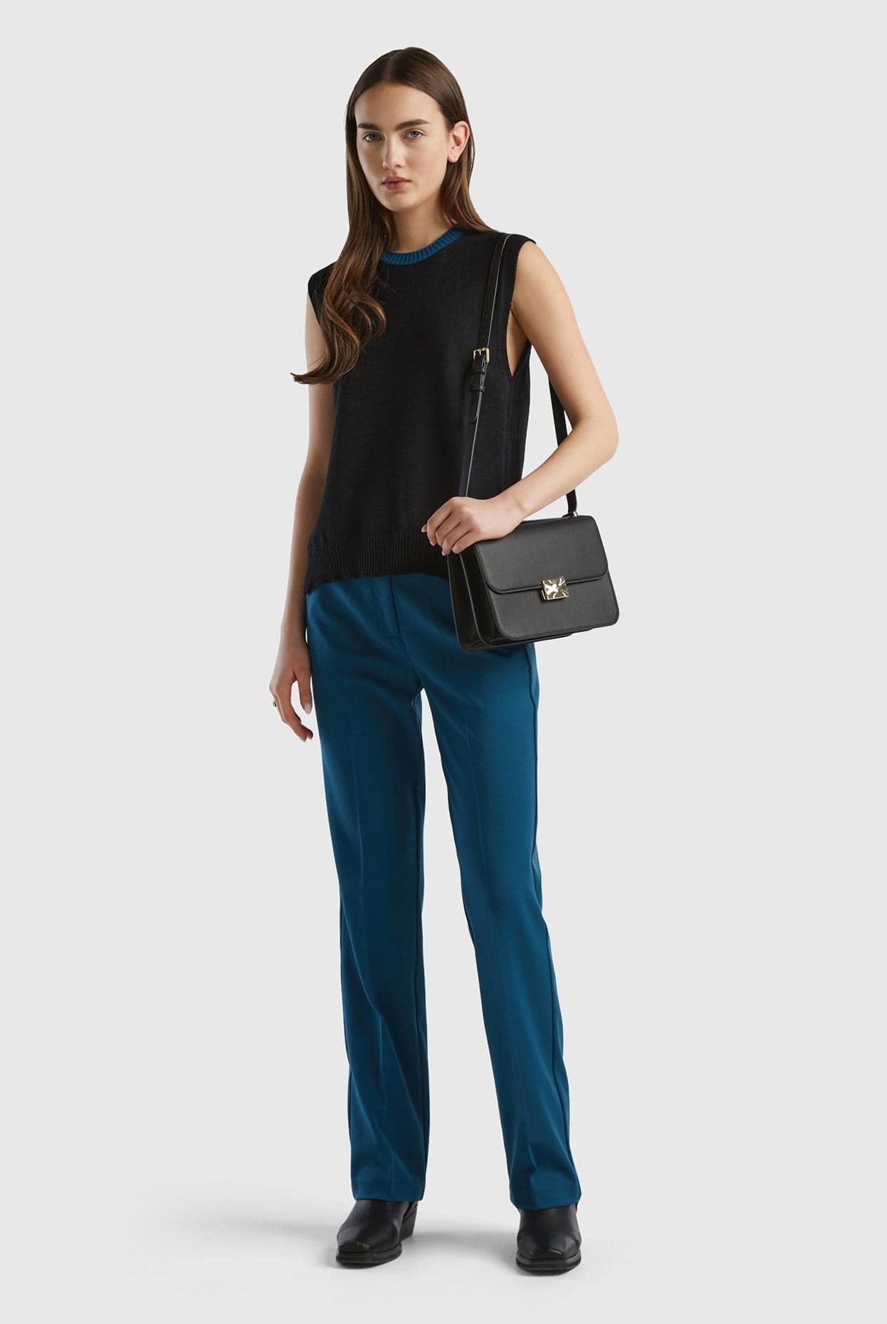 يونايتد كولورز اوف بينيتون سترة نسائية بقصة عادية من خليط الفسكوز