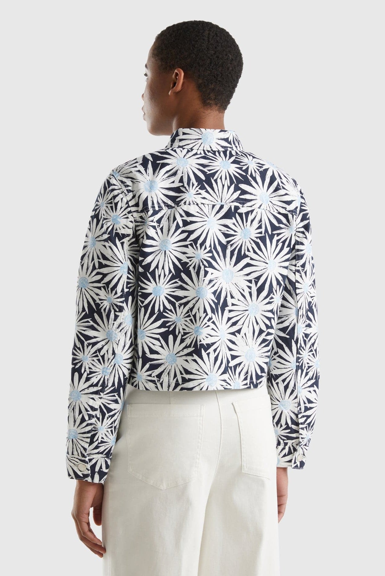 يونايتد كولورز اوف بينيتون جاكيت نسائي مورد كم طويل بأزرار أمامية