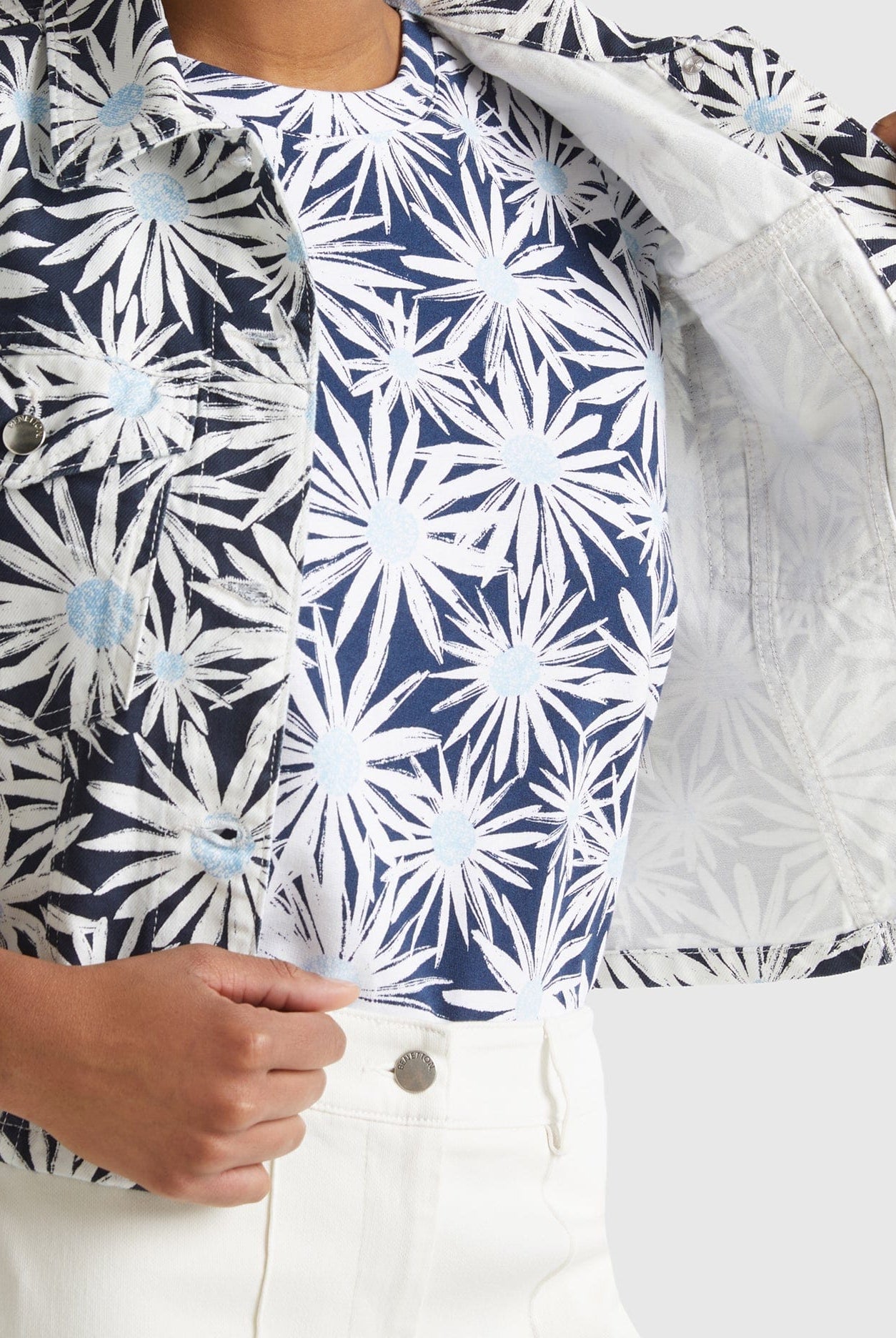 يونايتد كولورز اوف بينيتون جاكيت نسائي مورد كم طويل بأزرار أمامية