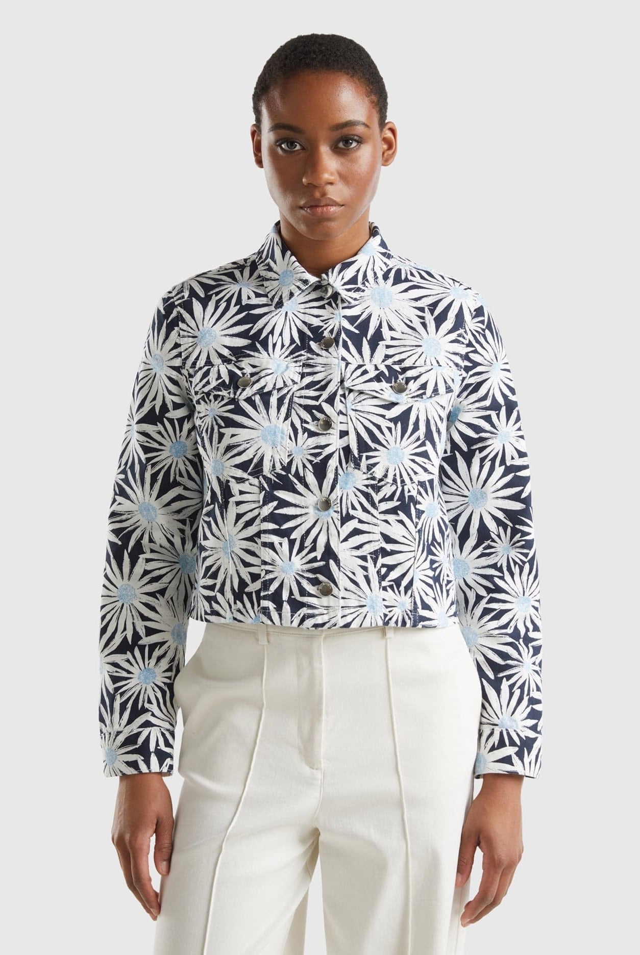 يونايتد كولورز اوف بينيتون جاكيت نسائي مورد كم طويل بأزرار أمامية