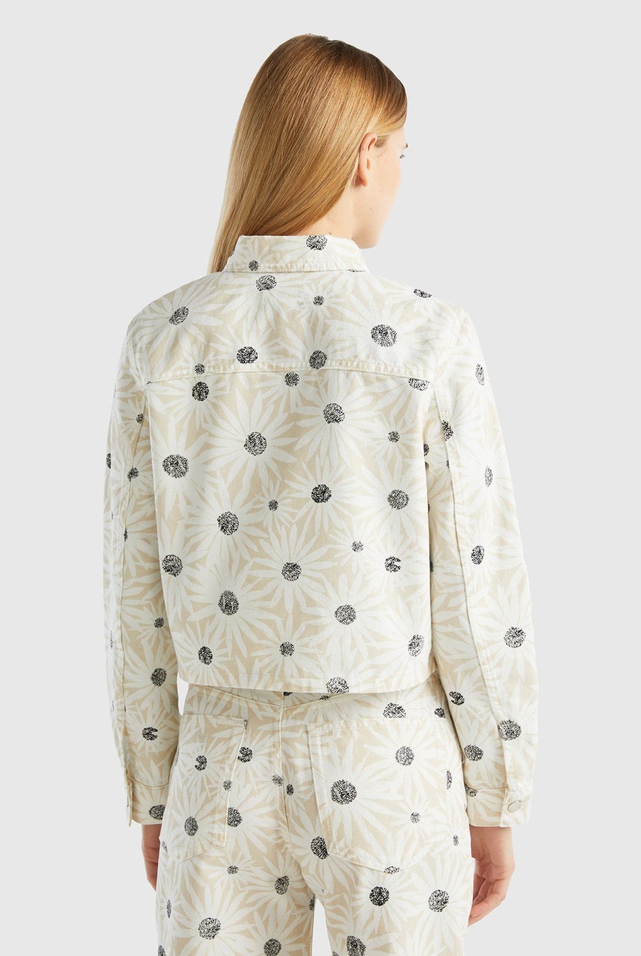 يونايتد كولورز اوف بينيتون جاكيت نسائي مورد كم طويل بأزرار أمامية