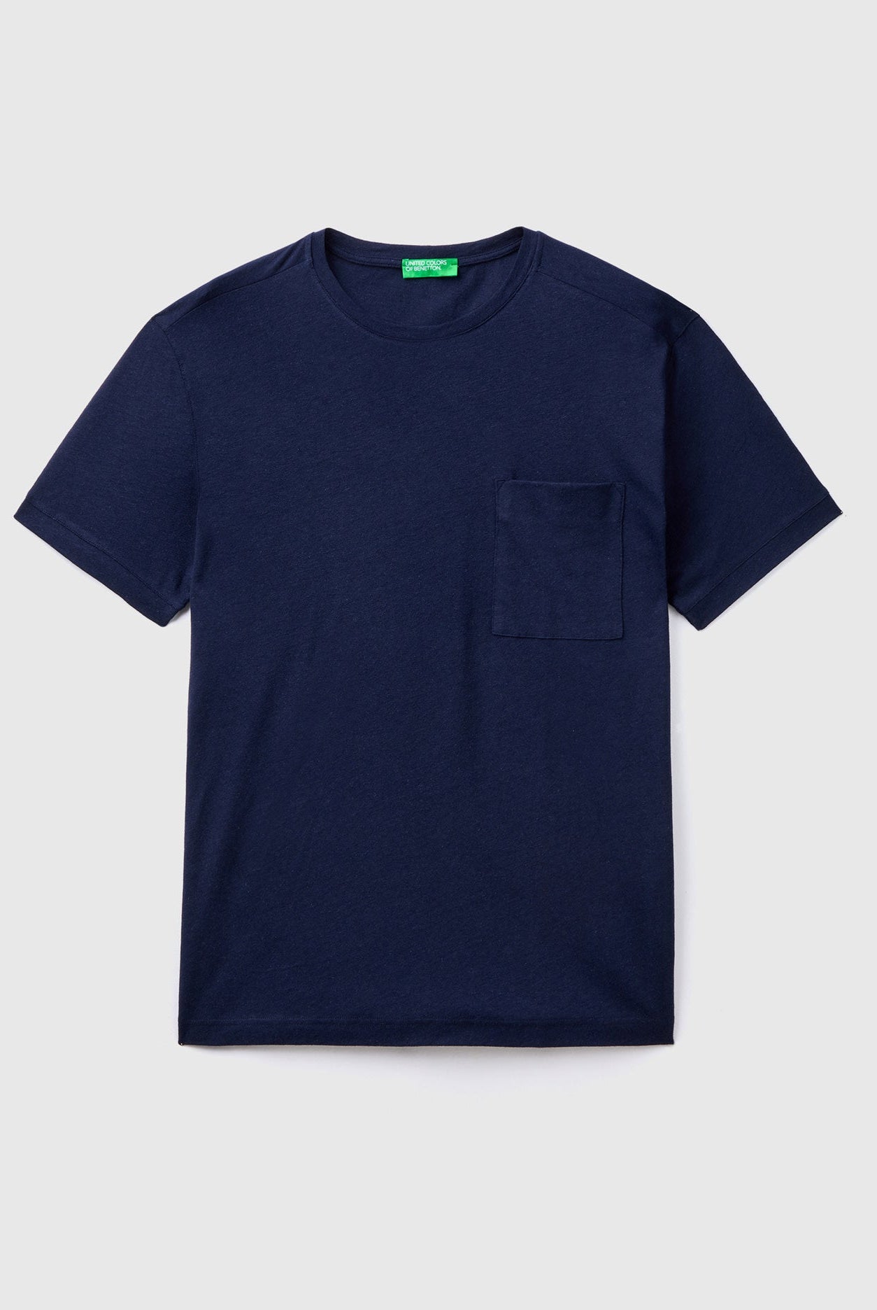 يونايتد كولورز اوف بينيتون تيشيرت من الكتان مع جيب نص كم رجالي