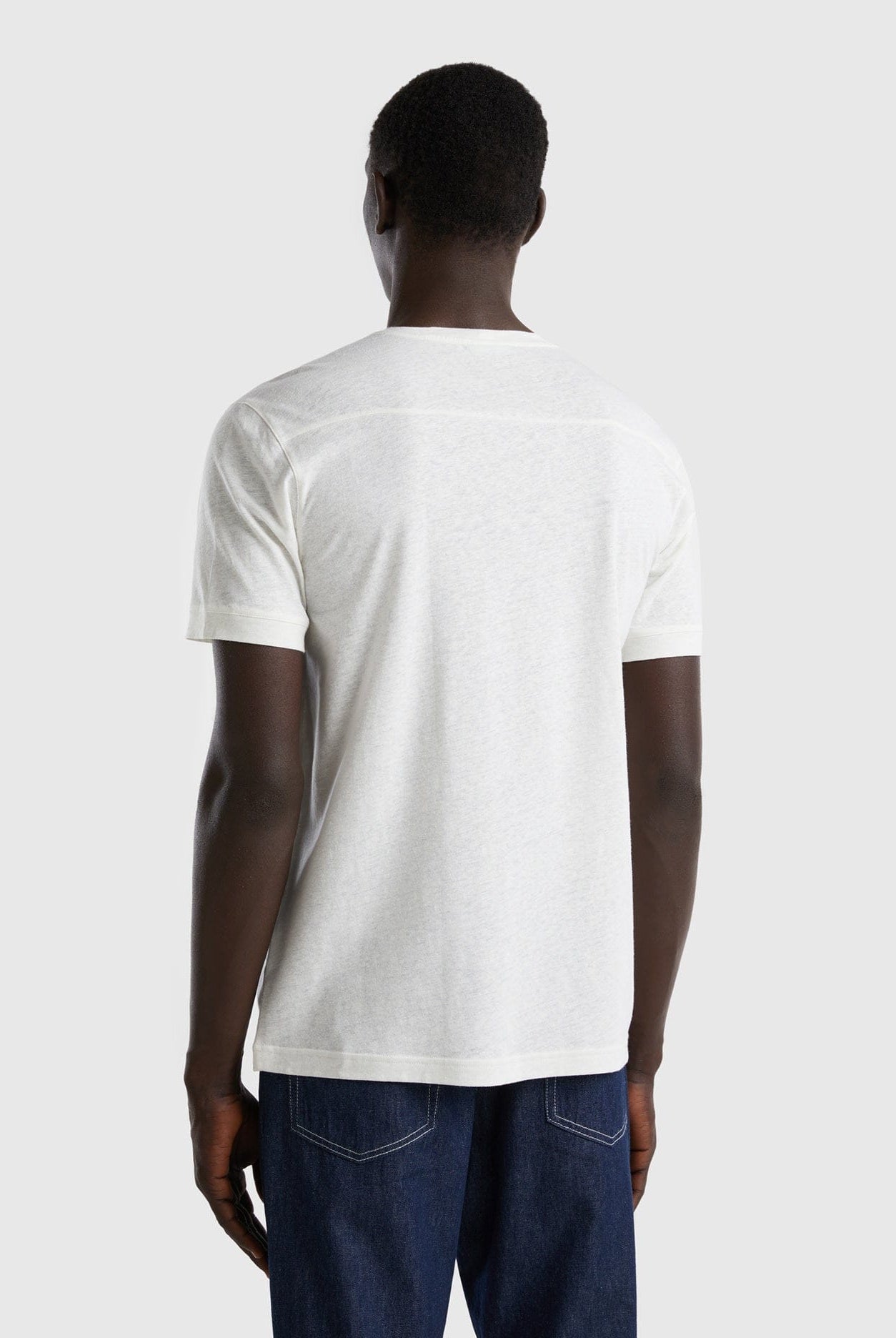 يونايتد كولورز اوف بينيتون تيشيرت من الكتان مع جيب نص كم رجالي