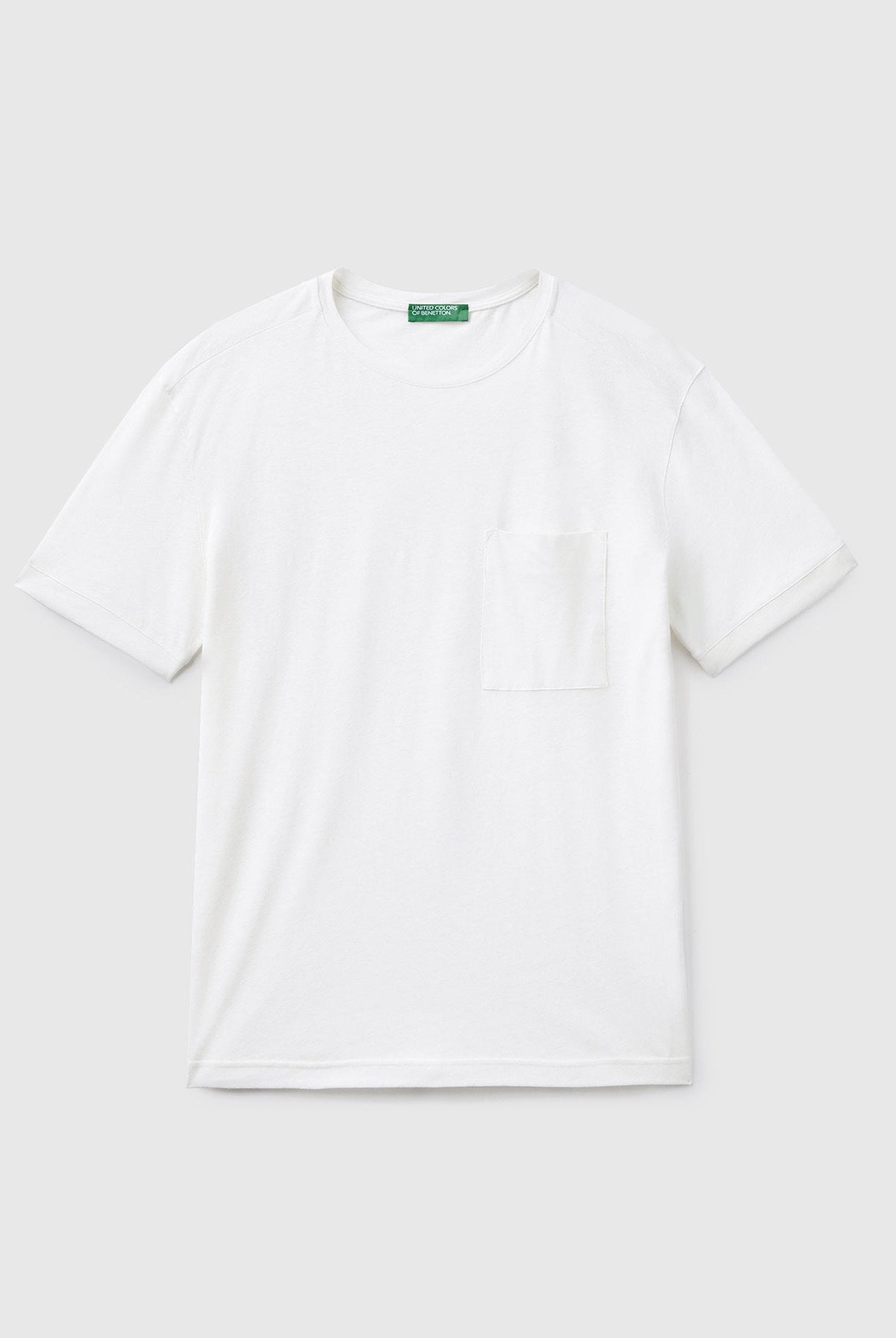 يونايتد كولورز اوف بينيتون تيشيرت من الكتان مع جيب نص كم رجالي