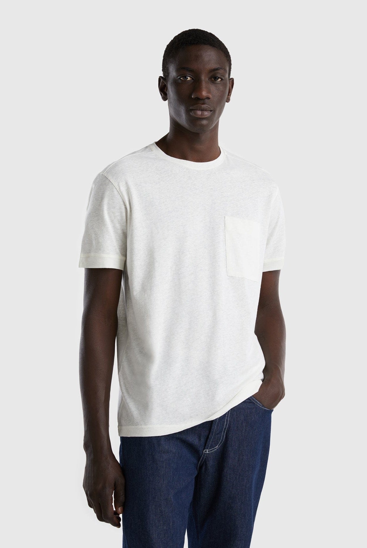 يونايتد كولورز اوف بينيتون تيشيرت من الكتان مع جيب نص كم رجالي