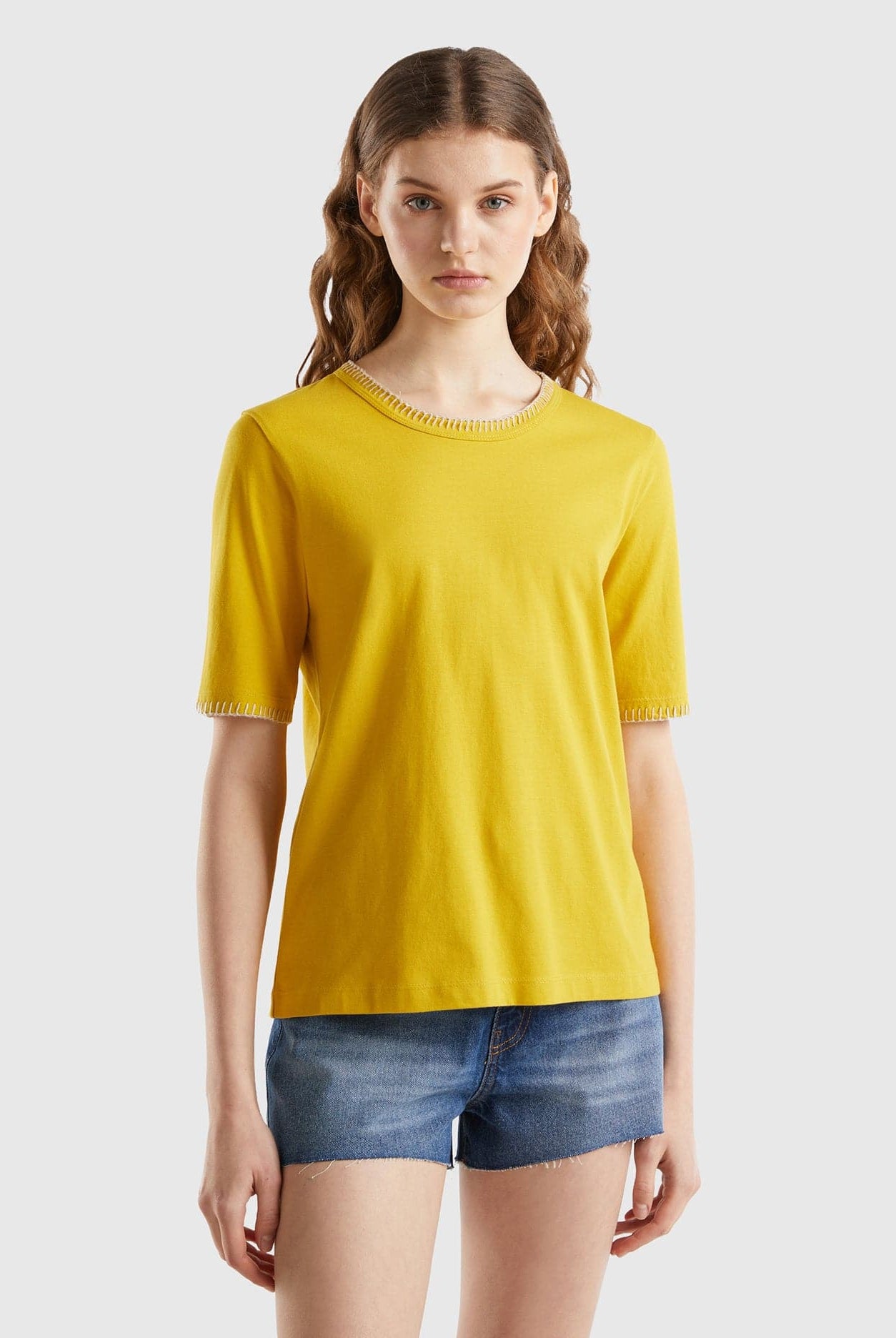 يونايتد كولورز اوف بينيتون تيشيرت نسائي منسوج برقبة دائرية