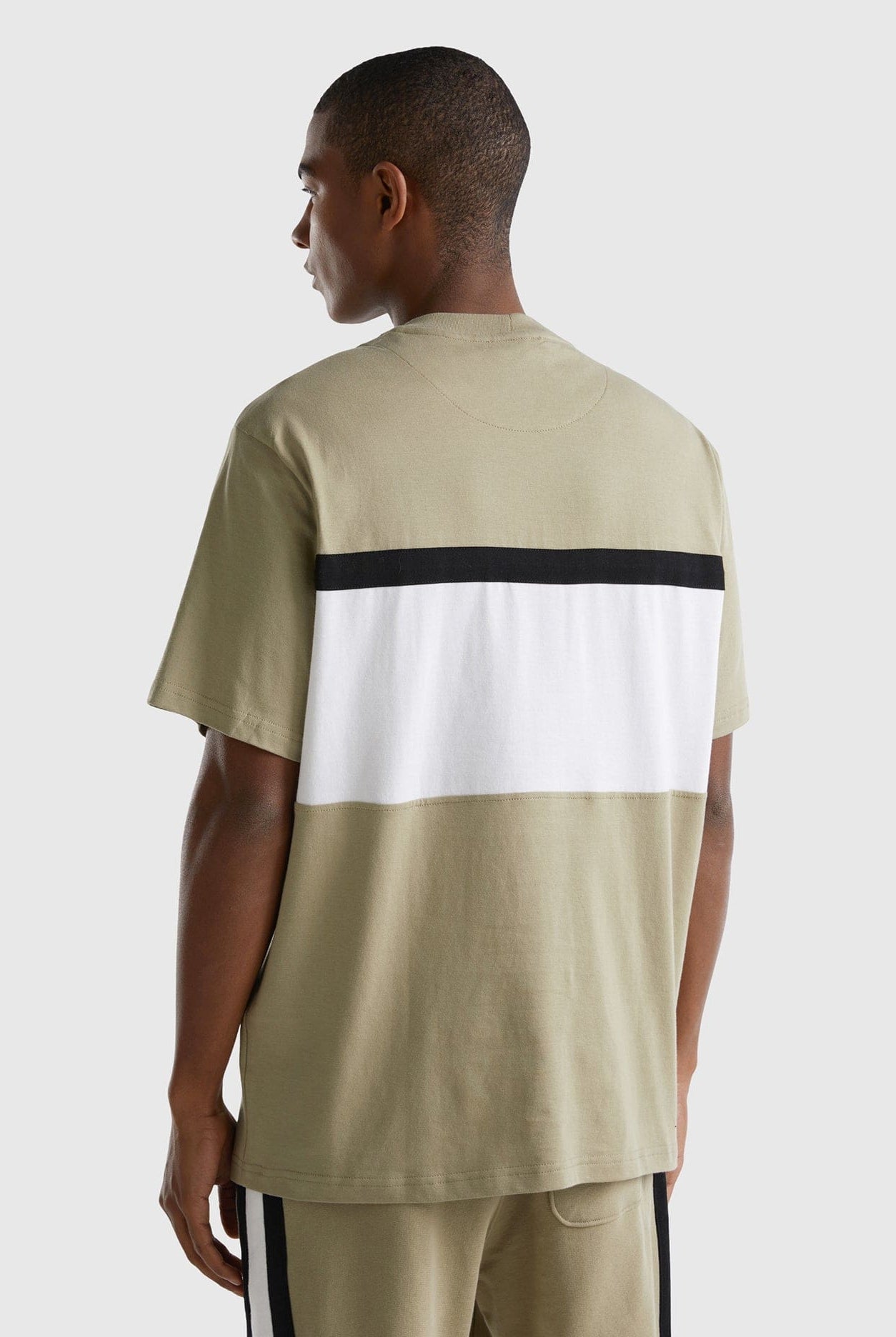 يونايتد كولورز اوف بينيتون تي شيرت نص كم بطبعة أمامية رجالي