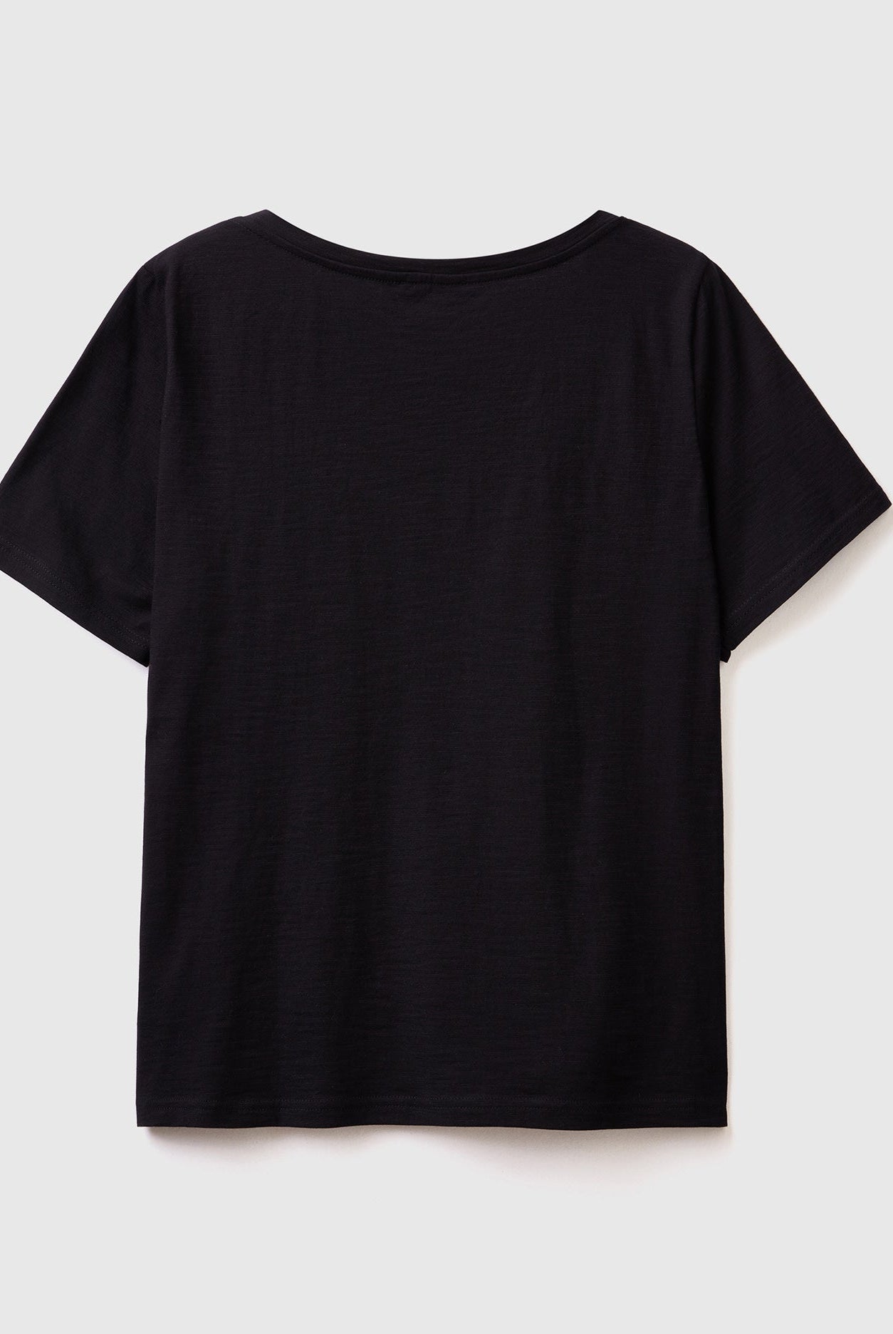 يونايتد كولورز اوف بينيتون تيشيرت قطن مقلم برقبة على شكل V نسائي