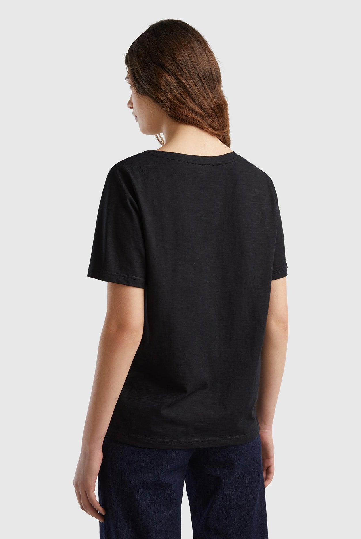 يونايتد كولورز اوف بينيتون تيشيرت قطن مقلم برقبة على شكل V نسائي