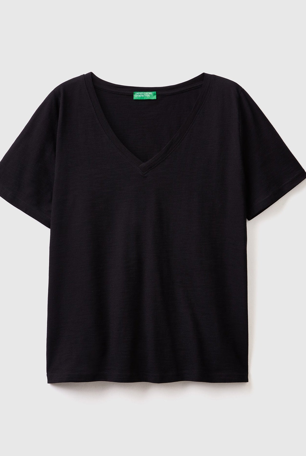 يونايتد كولورز اوف بينيتون تيشيرت قطن مقلم برقبة على شكل V نسائي