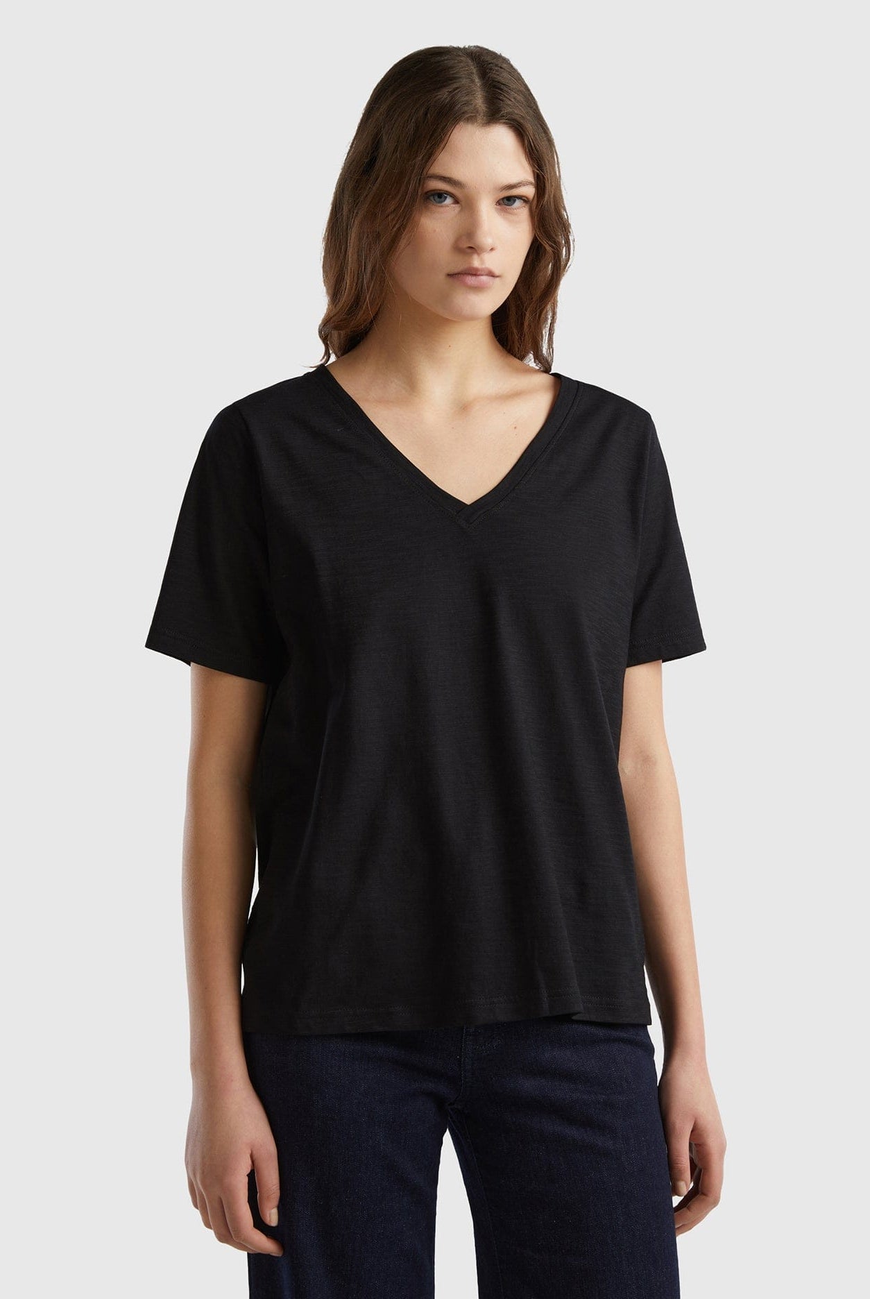 يونايتد كولورز اوف بينيتون تيشيرت قطن مقلم برقبة على شكل V نسائي