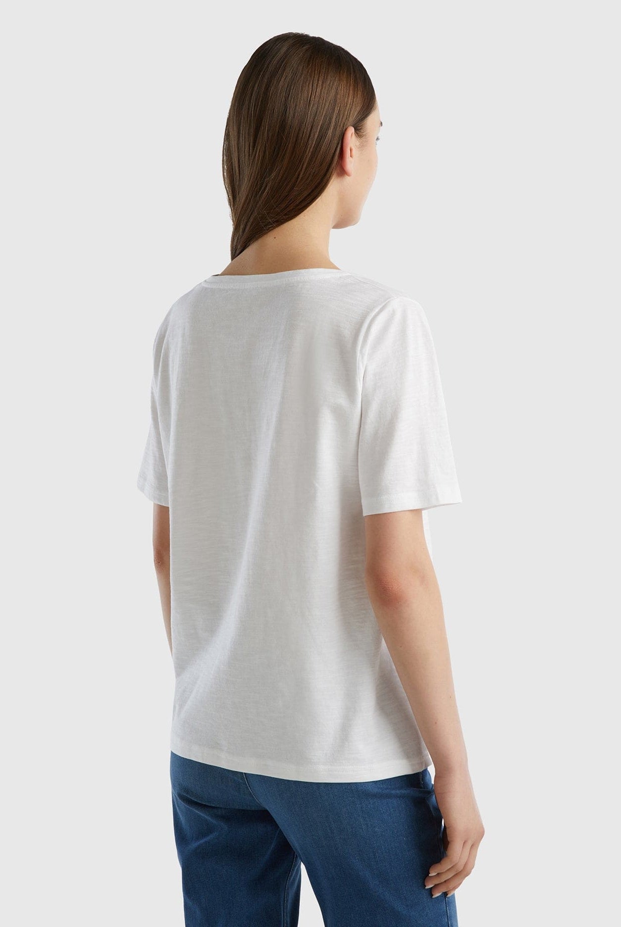 يونايتد كولورز اوف بينيتون تيشيرت قطن مقلم برقبة على شكل V نسائي