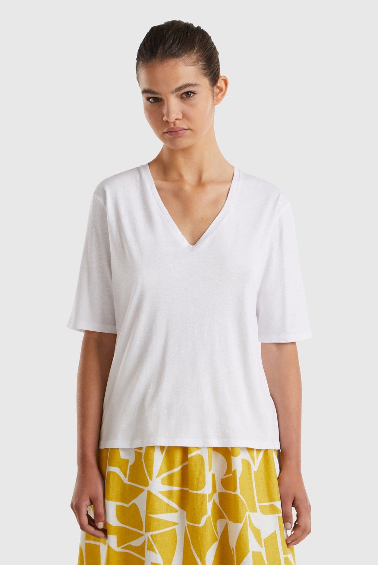 يونايتد كولورز اوف بينيتون تي شيرت نسائي بقصة مريحة ورقبة على شكل V بأكمام قصيرة