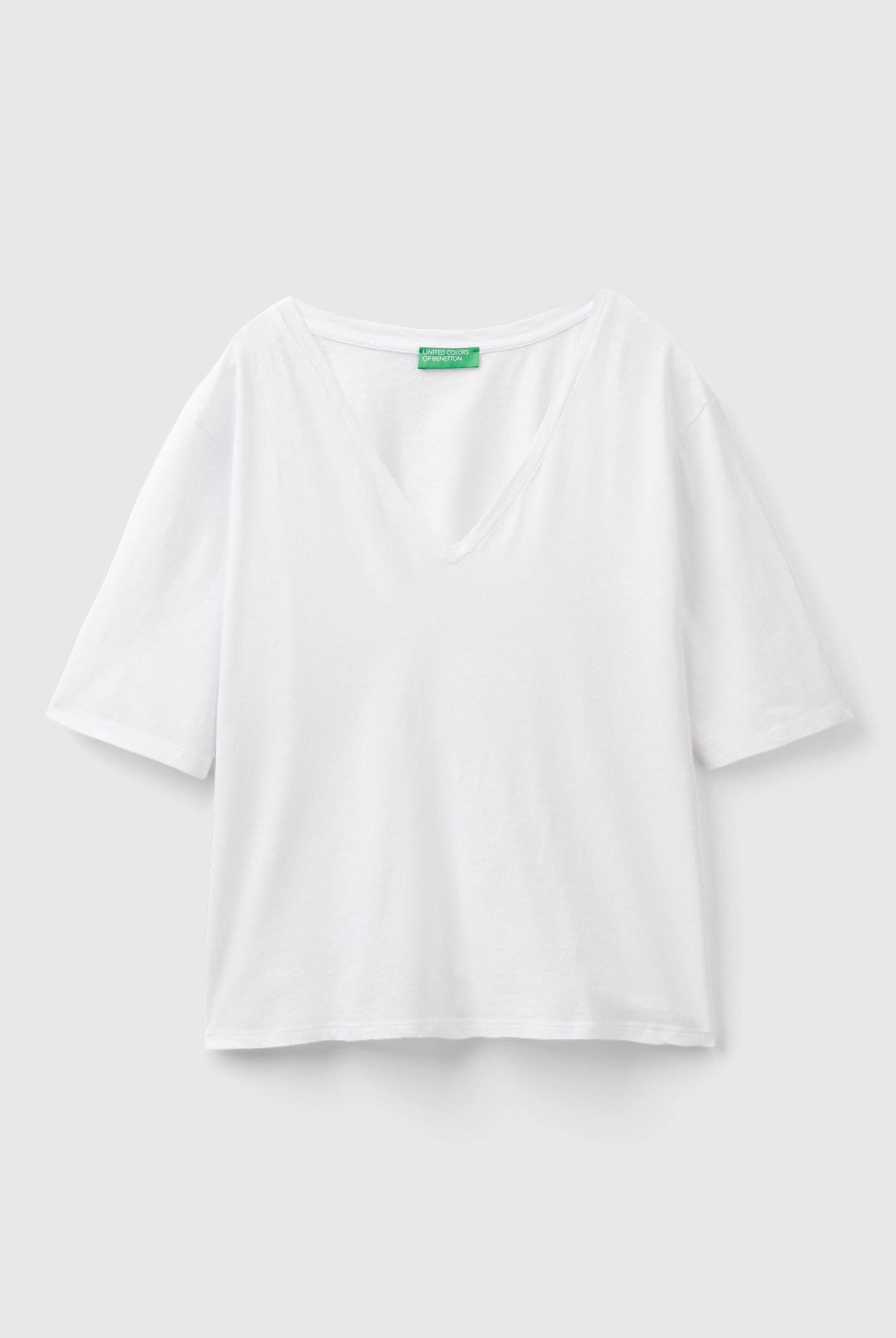 يونايتد كولورز اوف بينيتون تي شيرت نسائي بقصة مريحة ورقبة على شكل V بأكمام قصيرة
