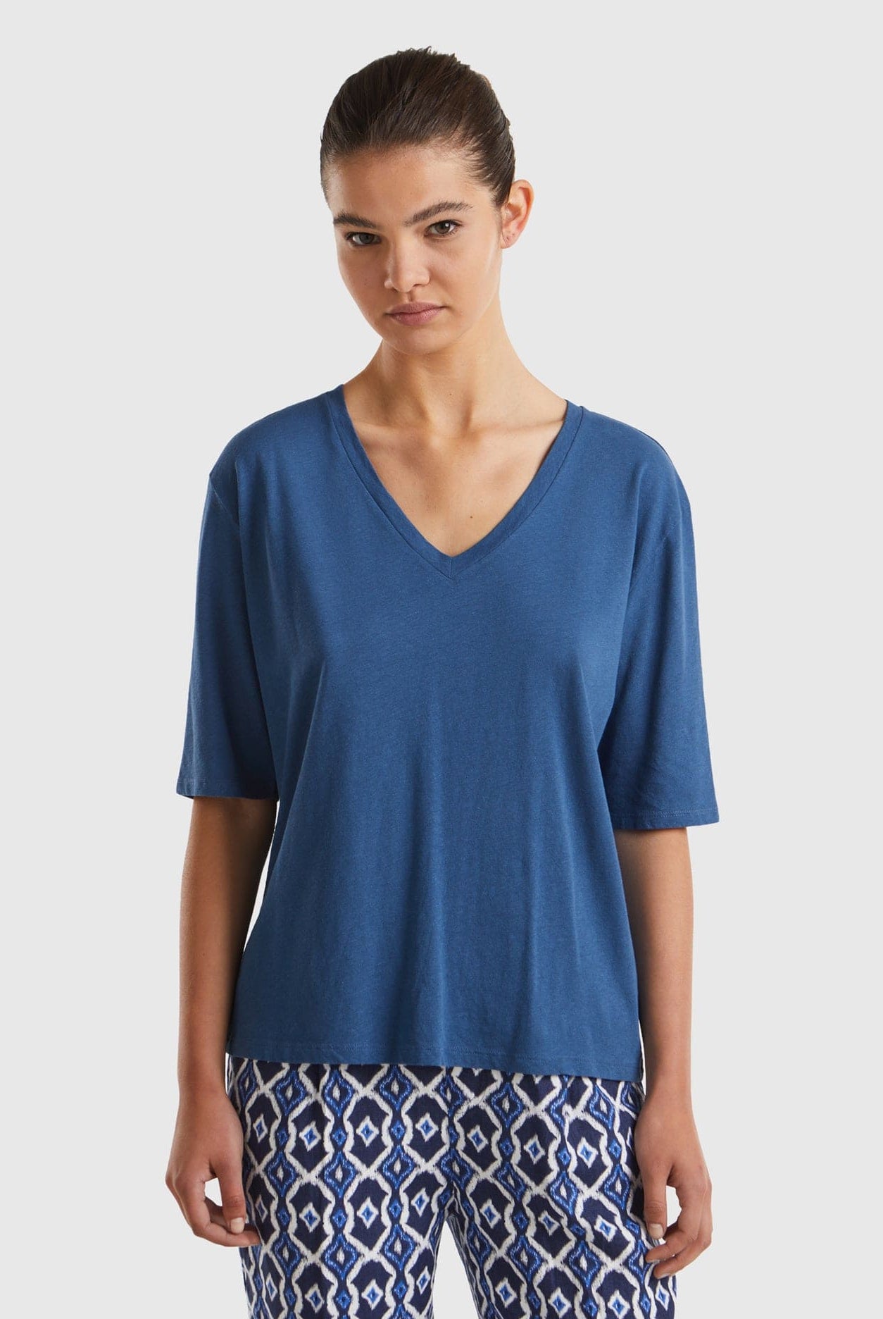 يونايتد كولورز اوف بينيتون تي شيرت نسائي بقصة مريحة ورقبة على شكل V بأكمام قصيرة