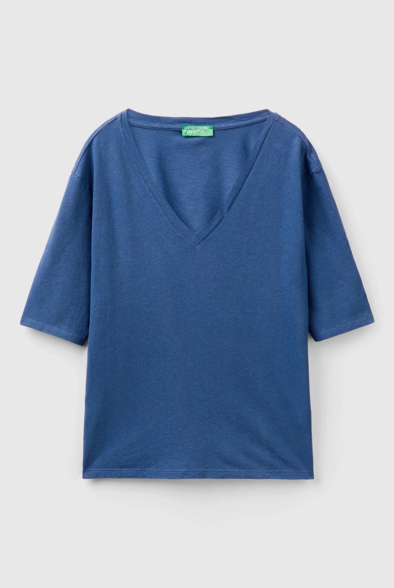 يونايتد كولورز اوف بينيتون تي شيرت نسائي بقصة مريحة ورقبة على شكل V بأكمام قصيرة