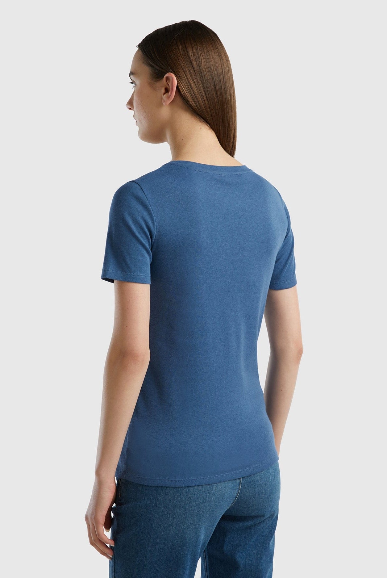 يونايتد كولورز اوف بينيتون قميص قطن خالص برقبة على شكل V