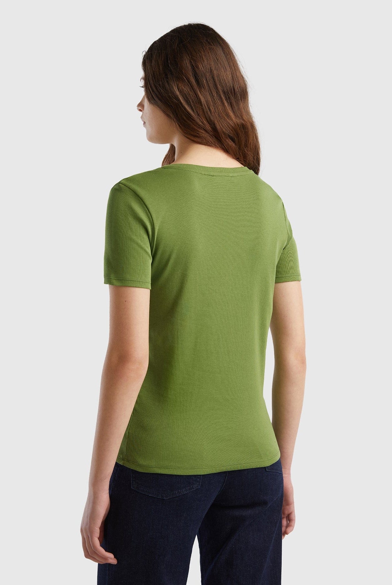 يونايتد كولورز اوف بينيتون قميص قطن خالص برقبة على شكل V