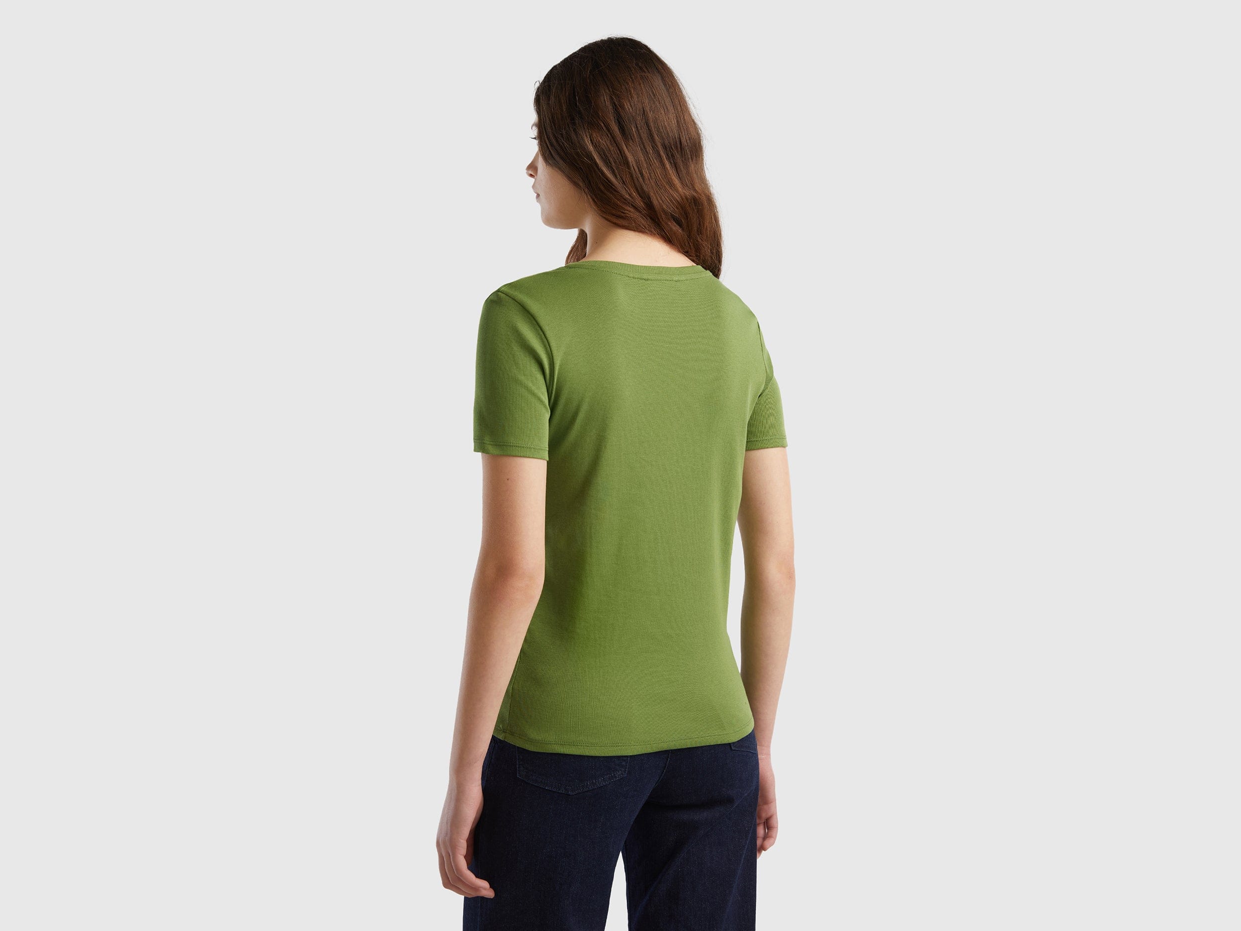 يونايتد كولورز اوف بينيتون قميص قطن خالص برقبة على شكل V