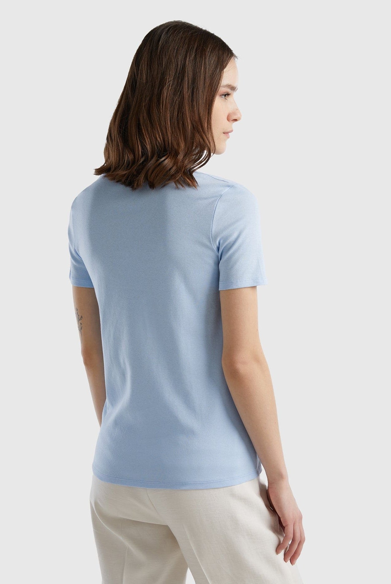 يونايتد كولورز اوف بينيتون قميص قطن خالص برقبة على شكل V