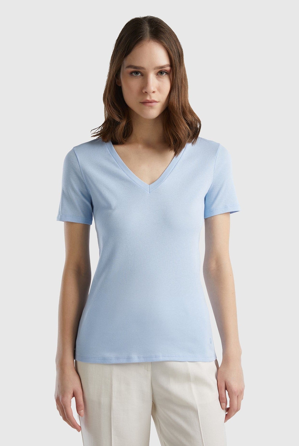 يونايتد كولورز اوف بينيتون قميص قطن خالص برقبة على شكل V