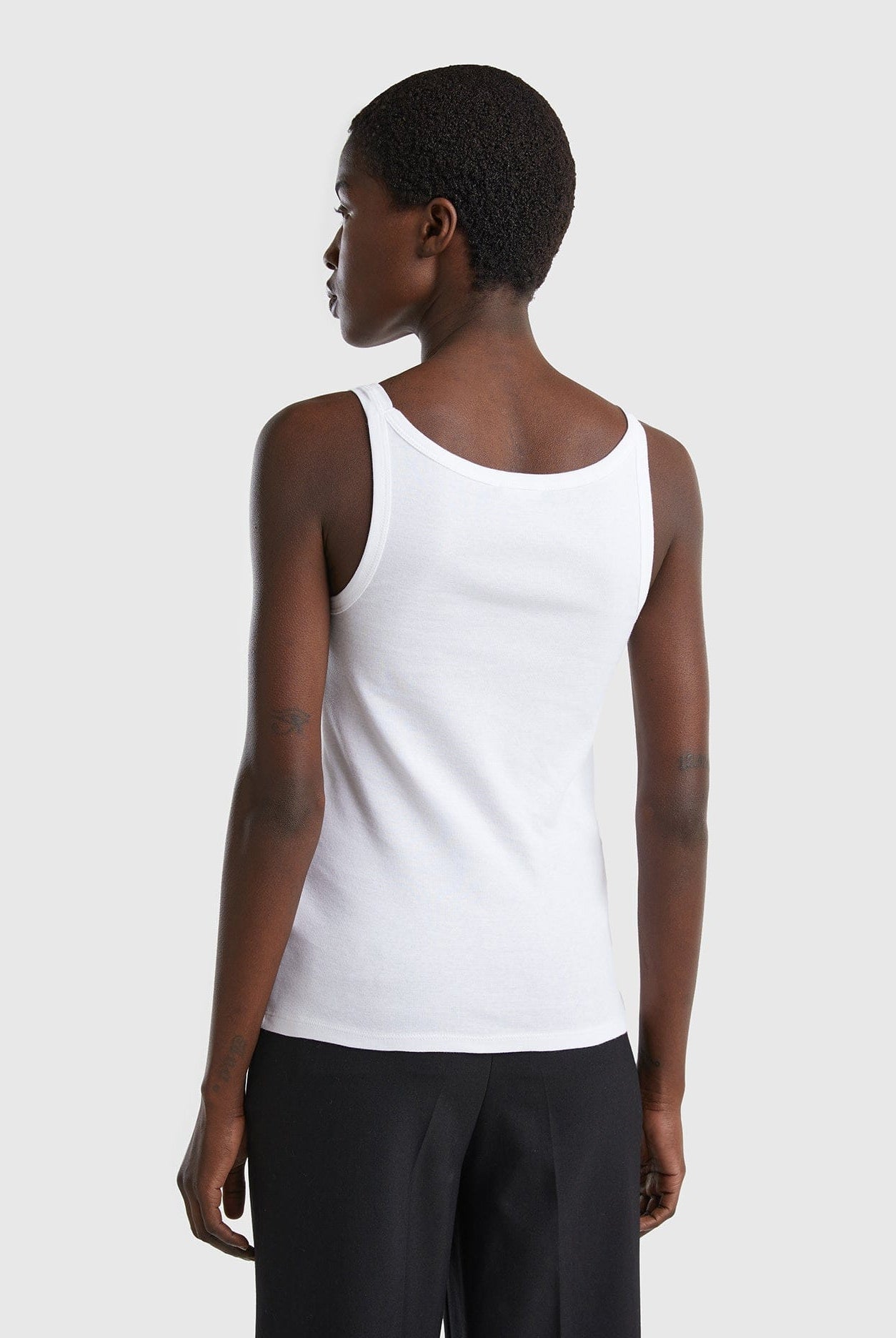 يونايتد كولورز اوف بينيتون قميص نسائي قطن بألياف طويلة بدون أكمام