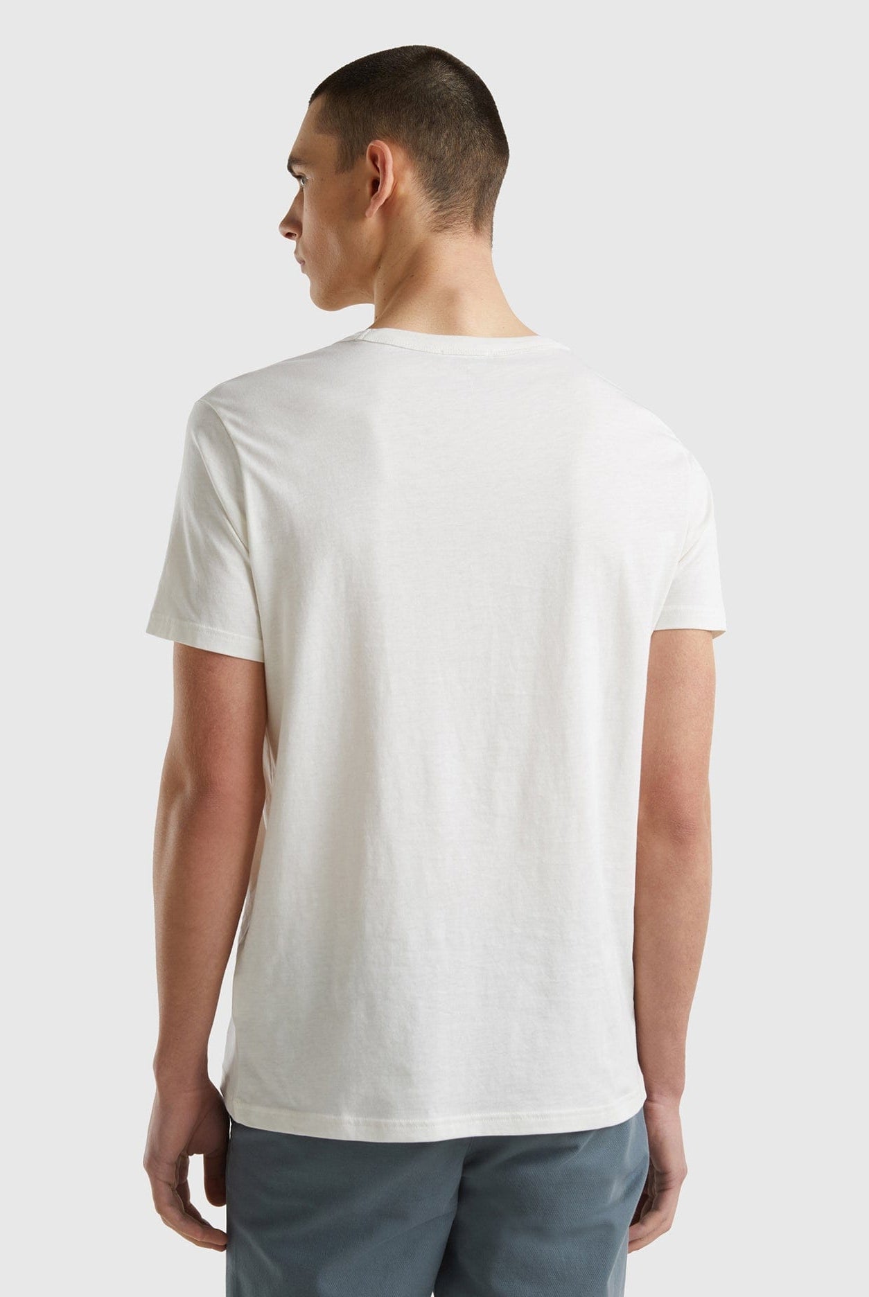 يونايتد كولورز اوف بينيتون تيشيرت رجالي كم قصير من القطن العضوي بطباعة شعار على الصدر