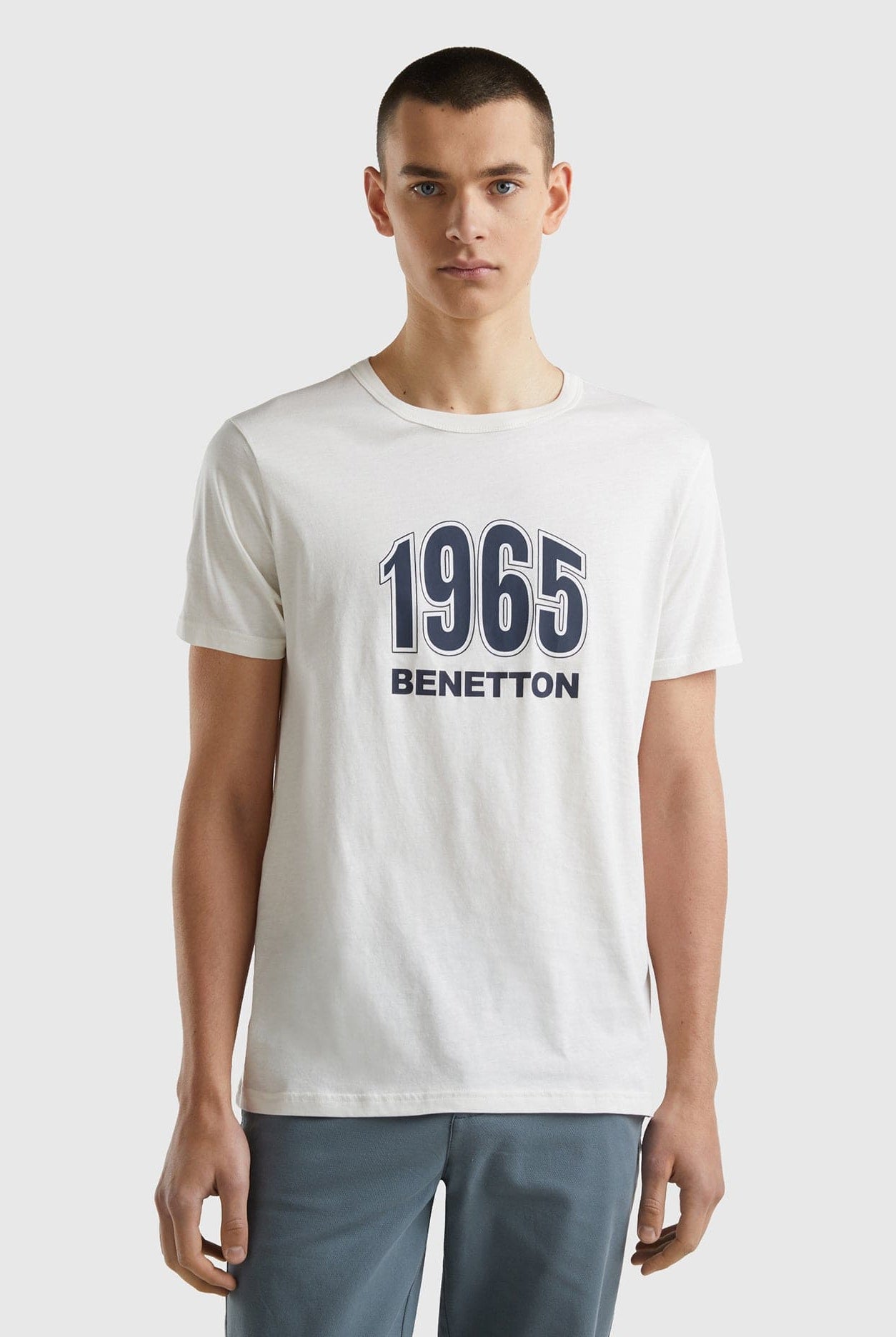 يونايتد كولورز اوف بينيتون تيشيرت رجالي كم قصير من القطن العضوي بطباعة شعار على الصدر