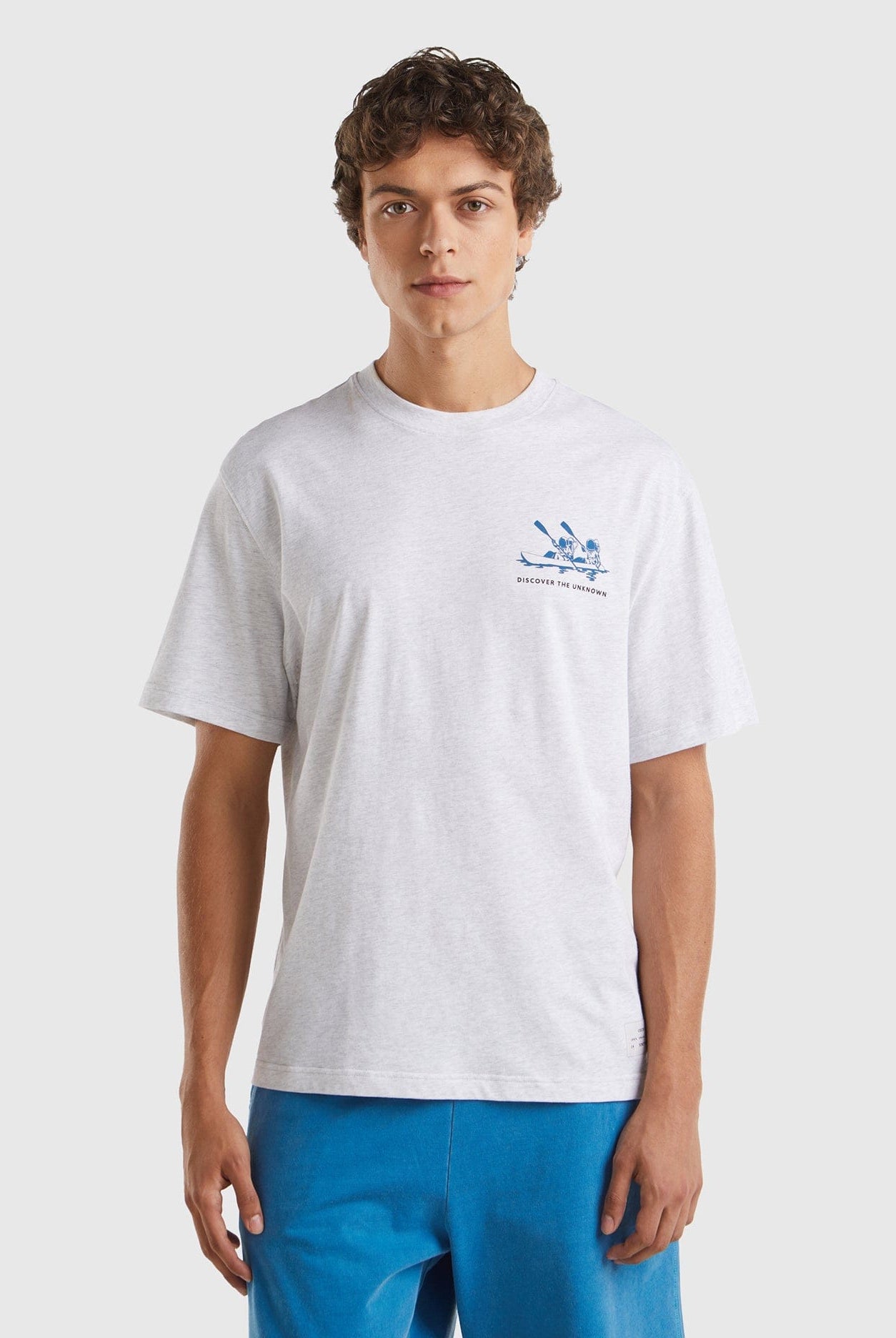 يونايتد كولورز اوف بينيتون تي شيرت رجالي كم قصير طباعة جرافيك أمامي وخلفي