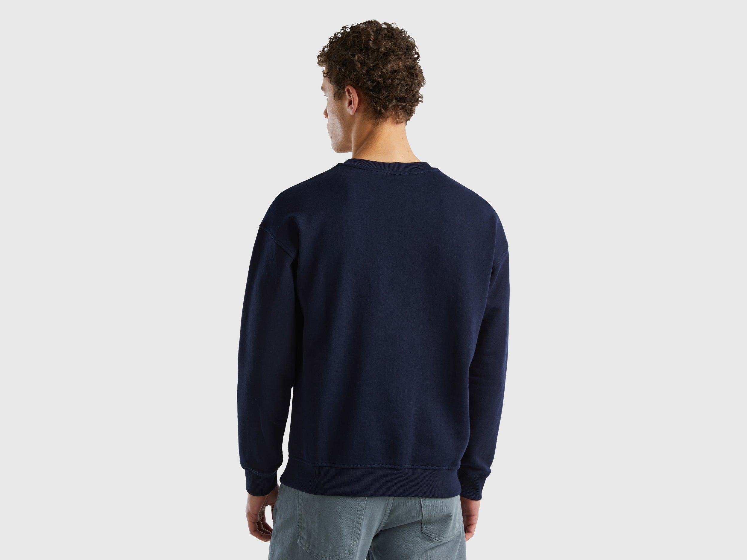 يونايتد كولورز اوف بينيتون سويت شيرت بياقة دائرية مع طباعة شعار رجالي