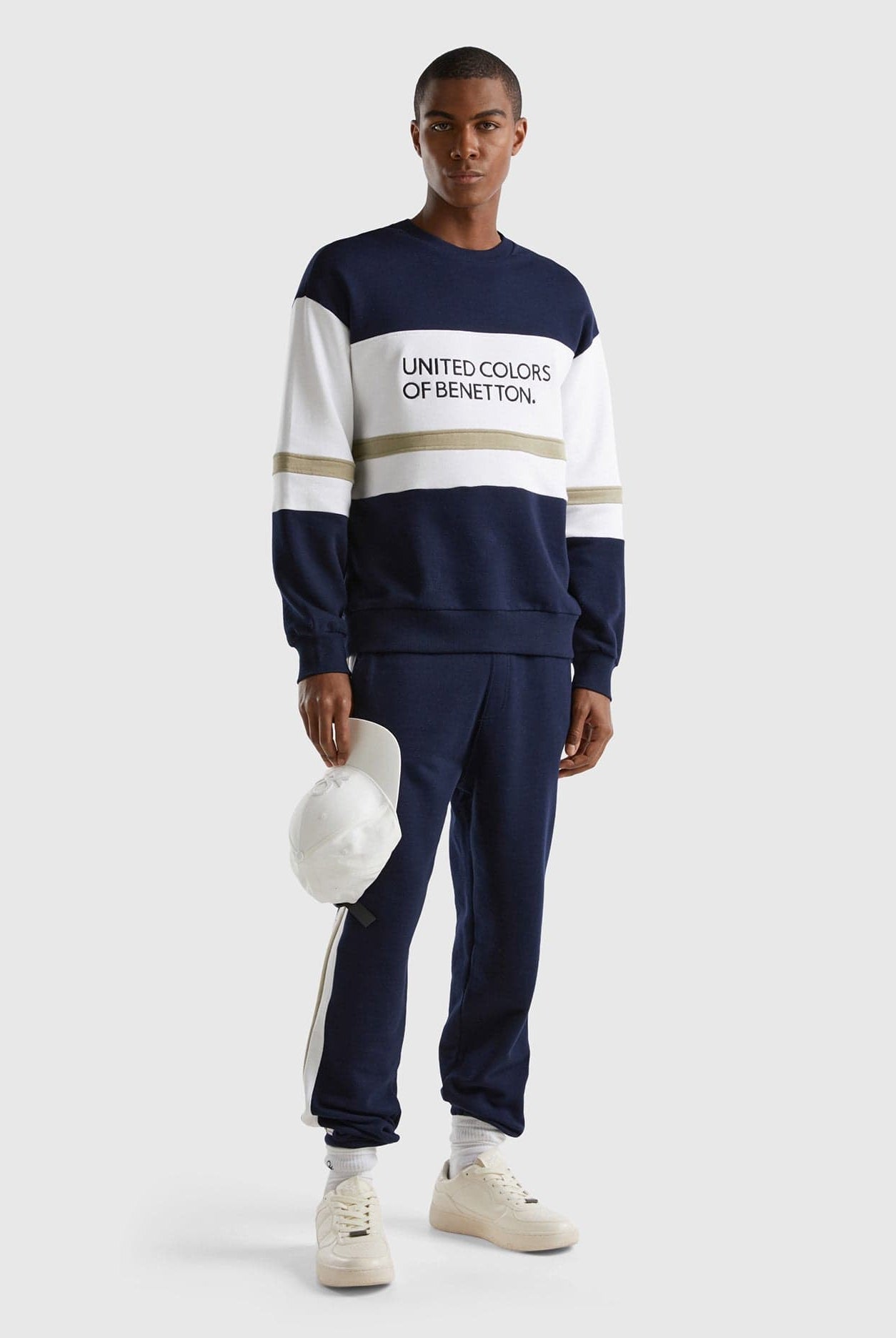 يونايتد كولورز اوف بينيتون بنطلون سادة برباط أمامي طويل رجالي