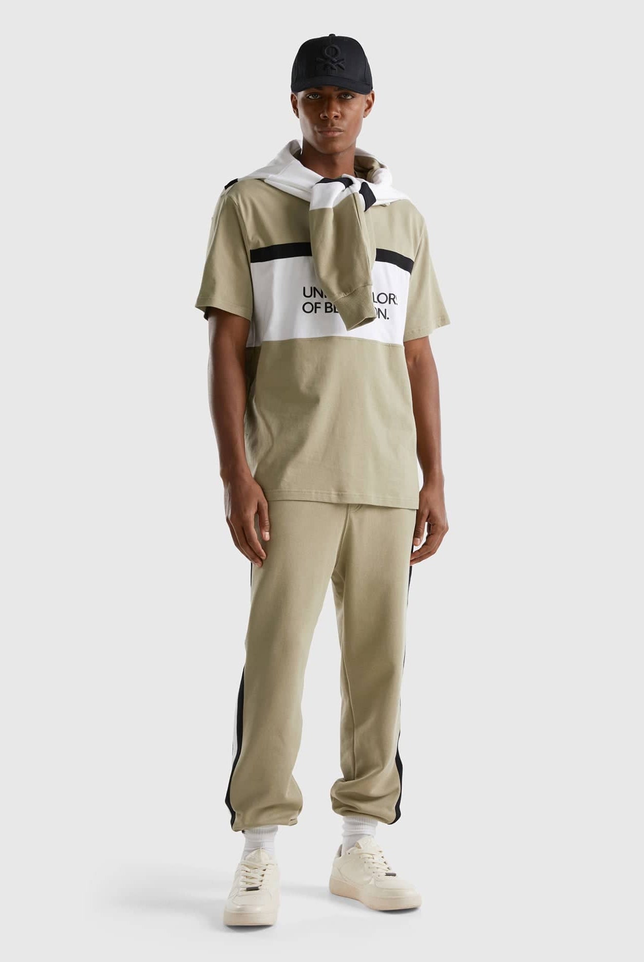 يونايتد كولورز اوف بينيتون بنطلون سادة برباط أمامي طويل رجالي