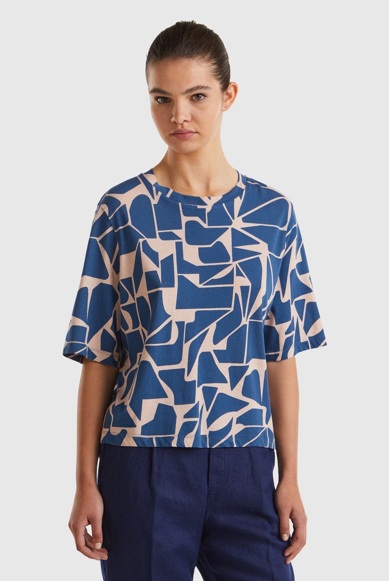 يونايتد كولورز اوف بينيتون تي شيرت نسائي بأكمام قصيرة ومطبوع وياقة دائرية